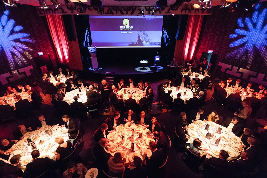 SS Rotterdam - Theater-Bühne, Sitzplätze Tische zum Essen