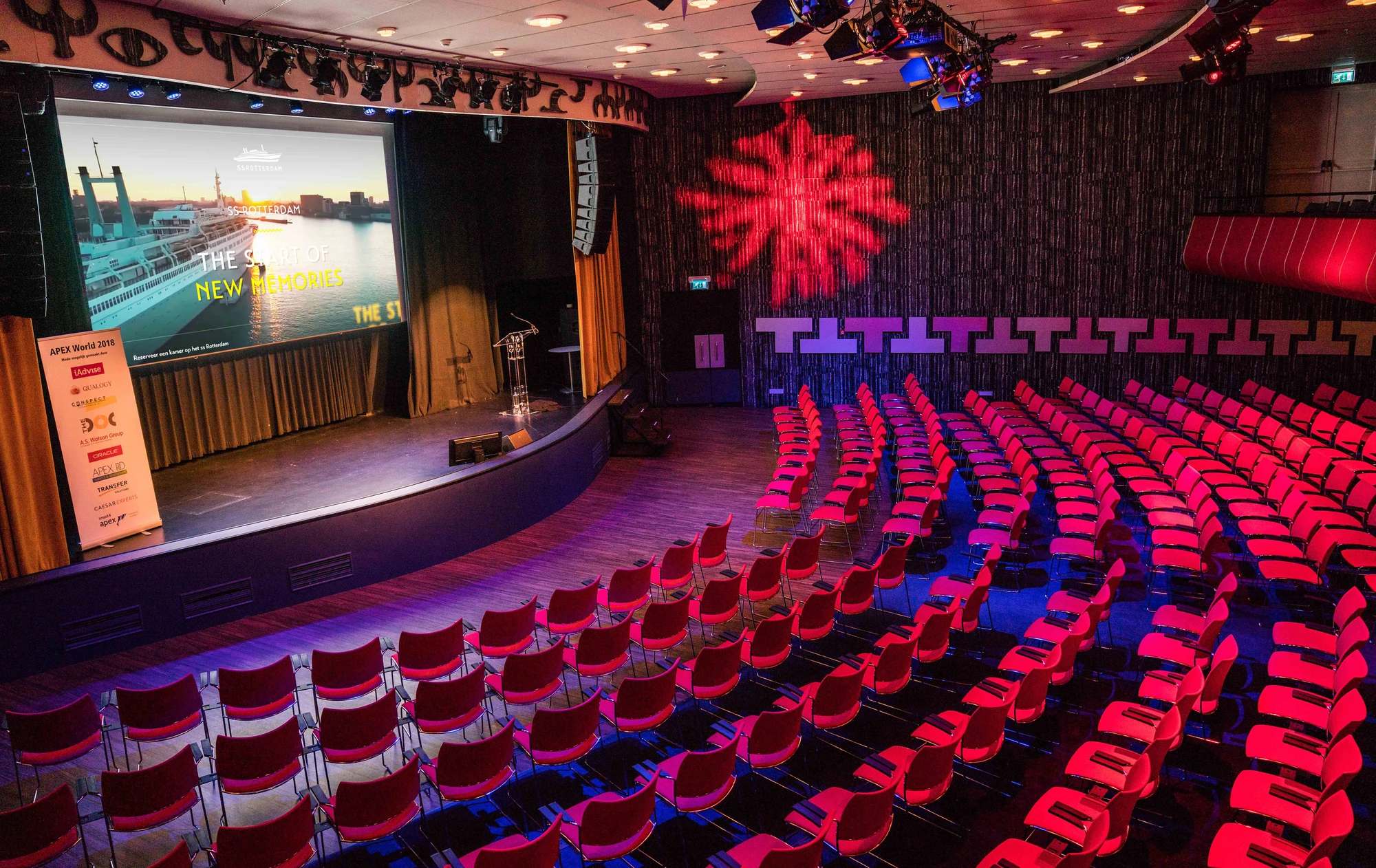 SS Rotterdam - Theater-Raum mit vielen roten Sitzplätzen