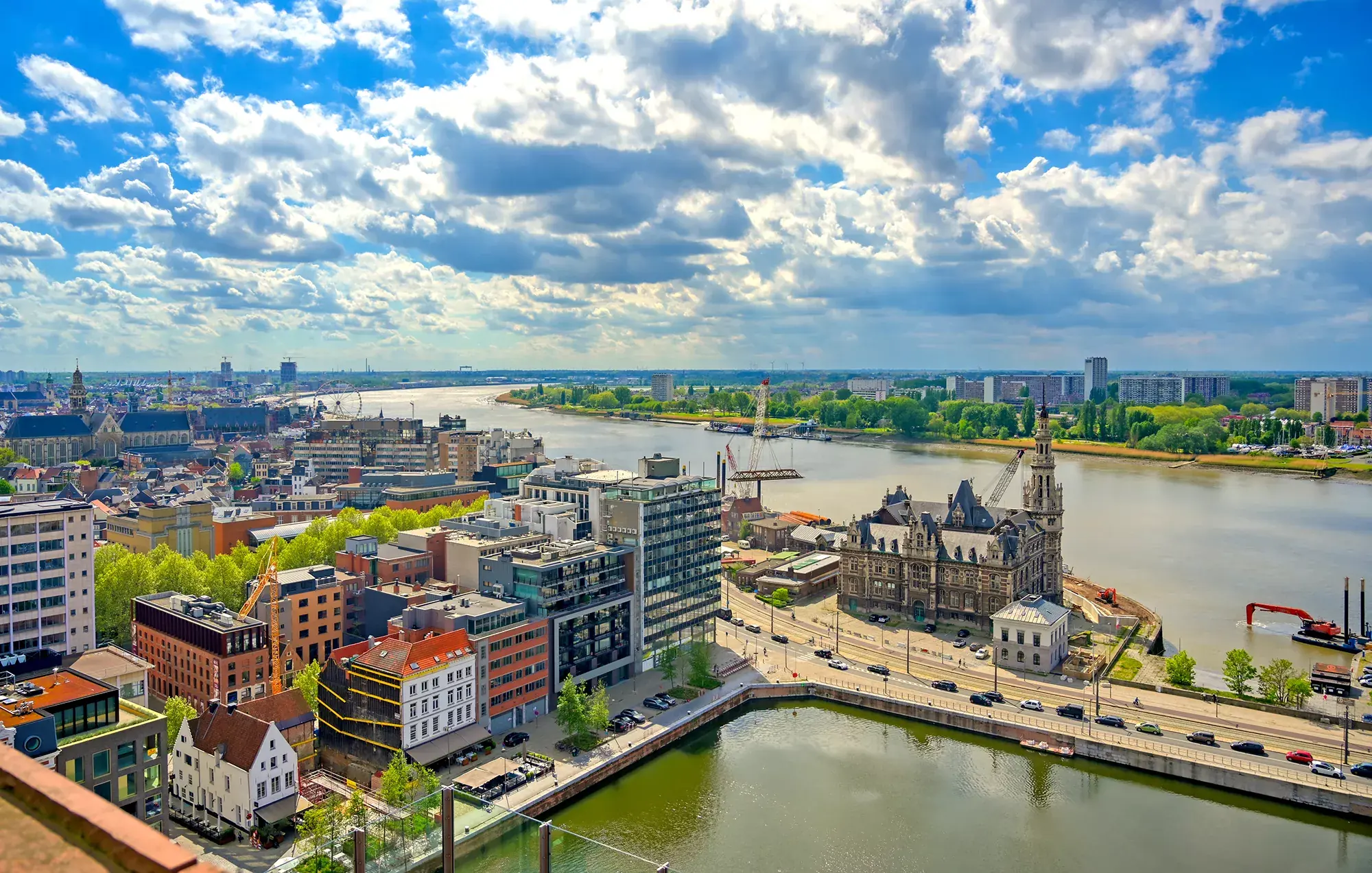 Luftbild mit Blick auf die Stadt Antwerpen mit Hafen - Städtereise ins NH Antwerpen Hotel
