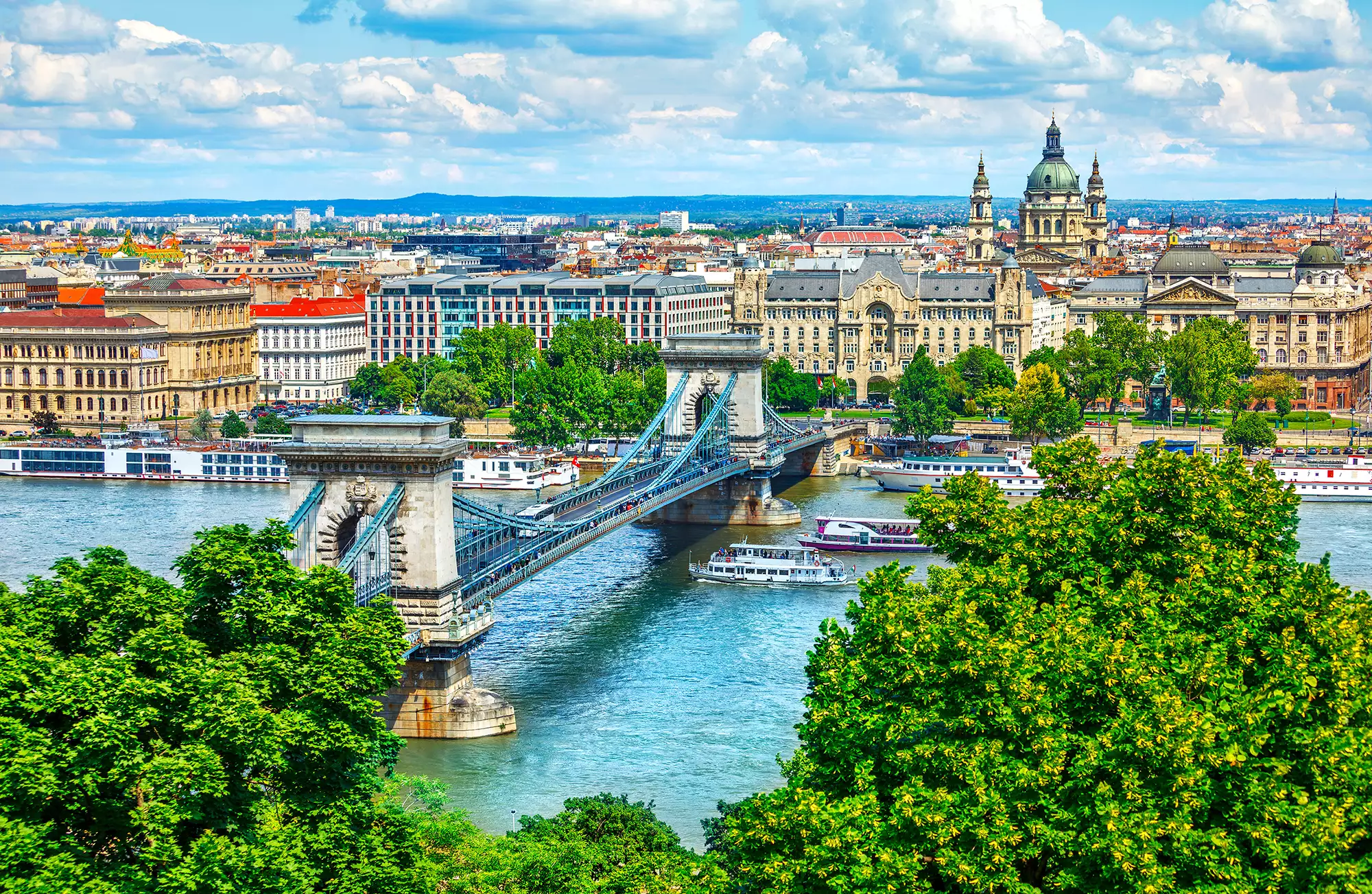 Donau mit Kettenbrücke in der Stadt Budapest
