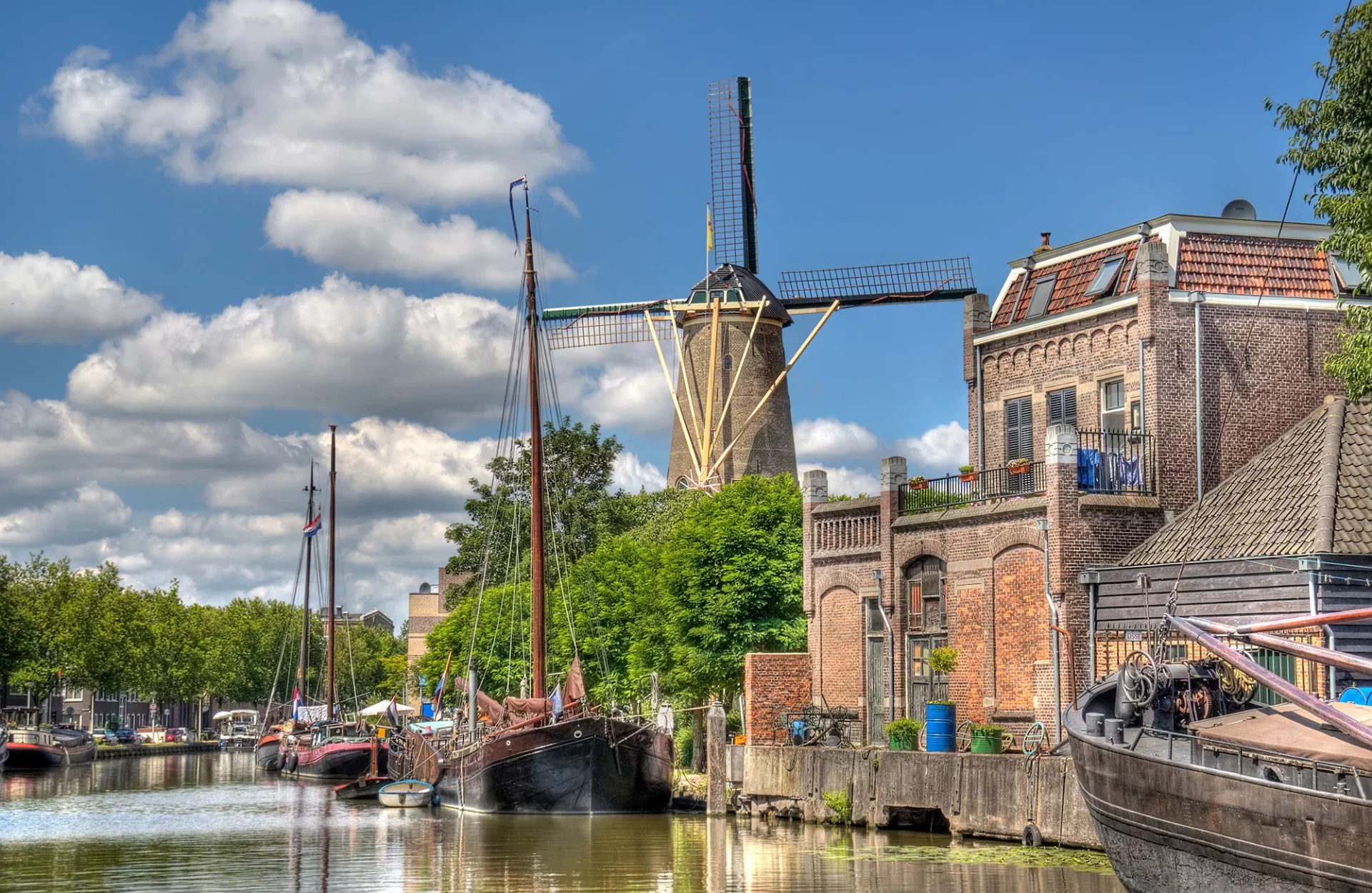 Stadt Gouda Niederlande - Windmühle vor Gracht