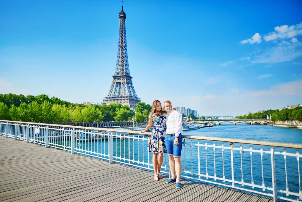 Pärchen auf der Seine-Brücke vor dem Eifelturm in der Stadt Paris im Sommer