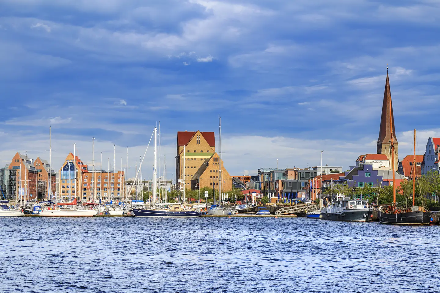 Stadt Rostock mit Hafen und Segelbooten