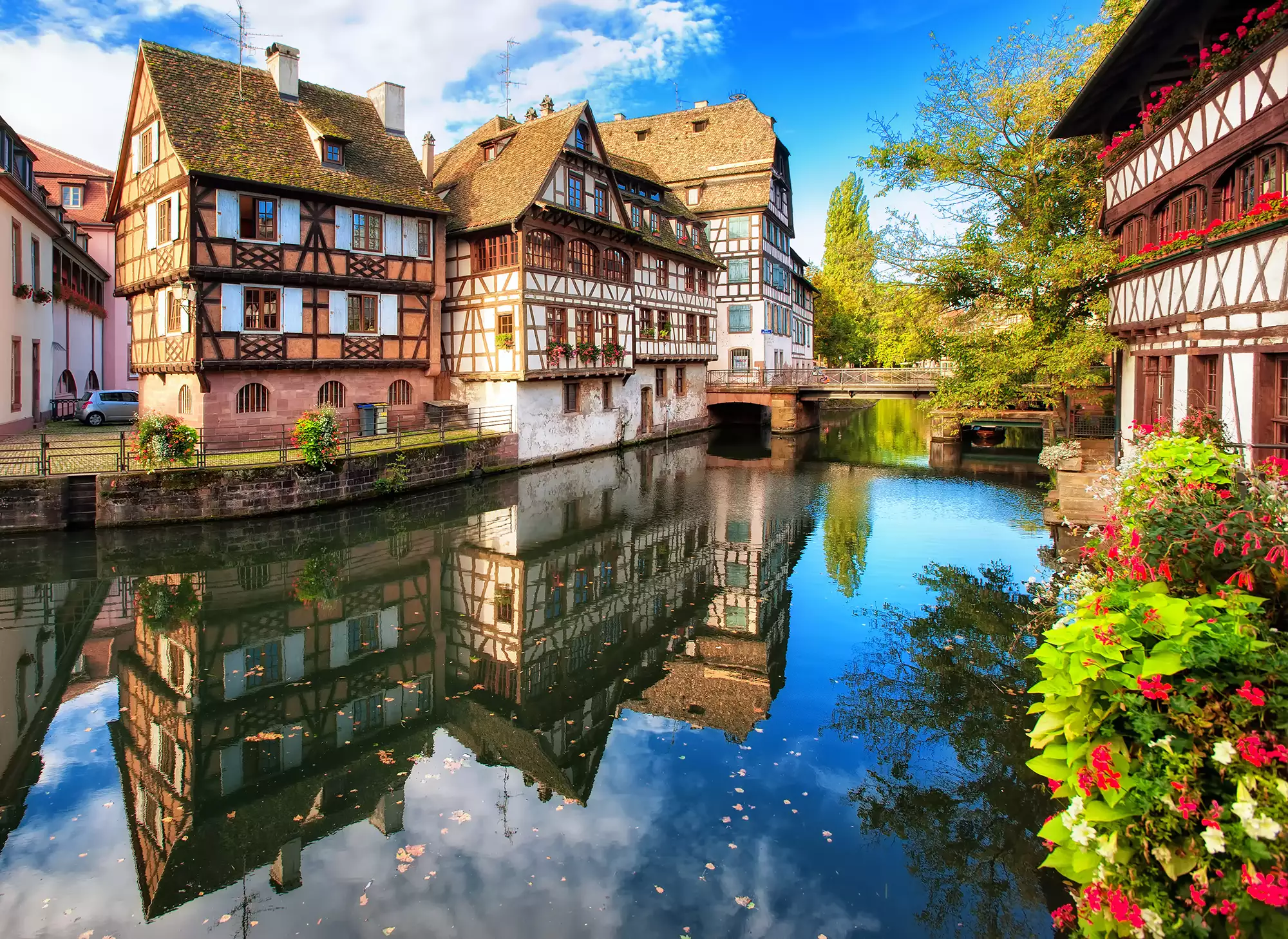 Fachwerkhäuser an Fluss Ill in La Petite France in der Stadt Straßburg