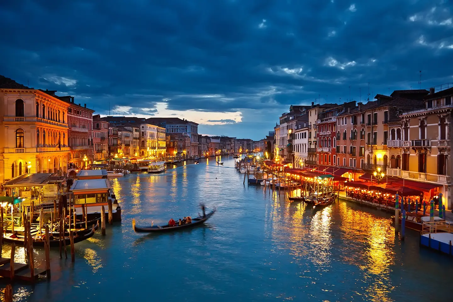 Abendstimmung auf dem Canal Grande in der Stadt Venedig