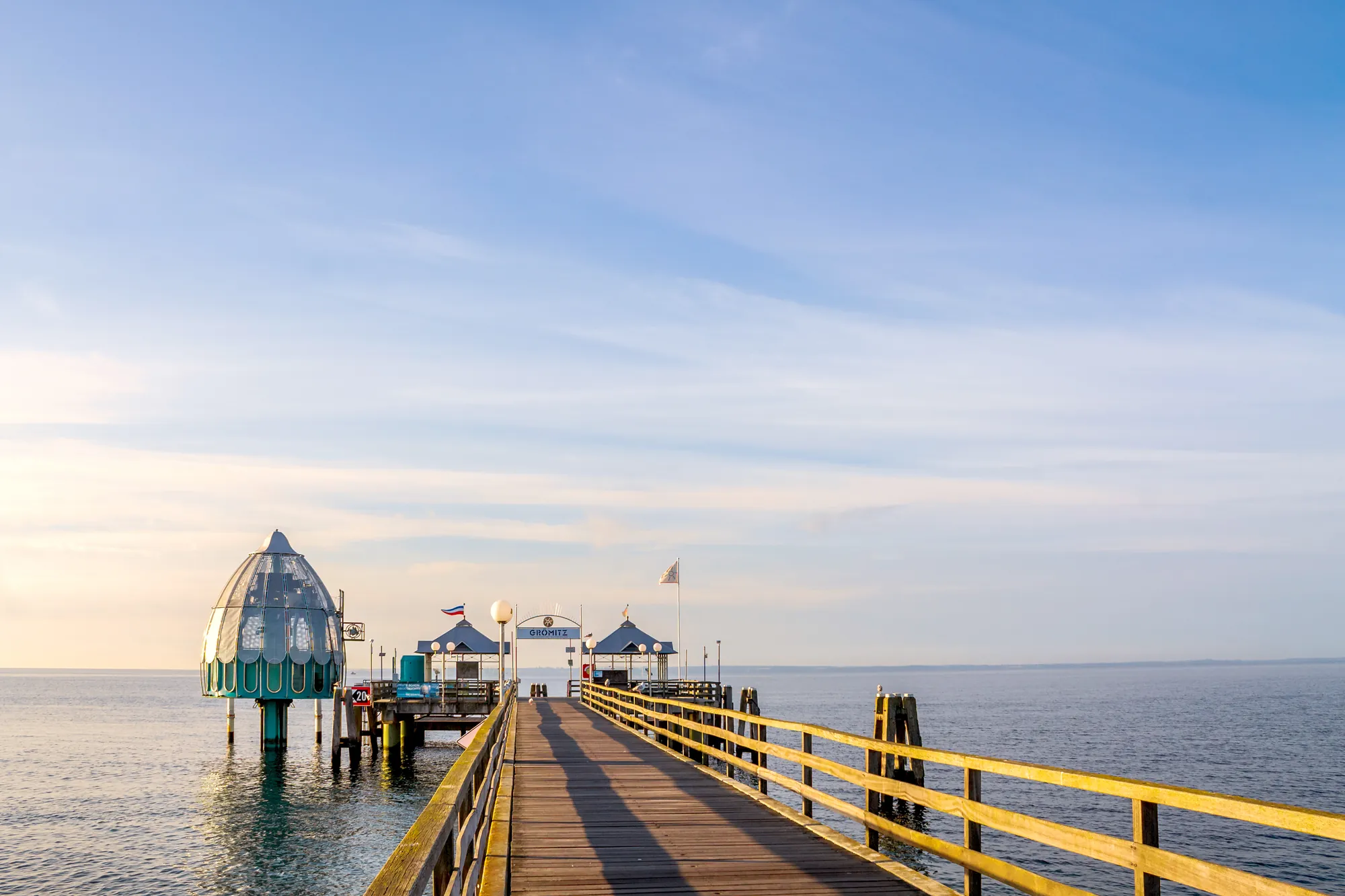 Seebrücke und Tauchgondel in Grömitz
