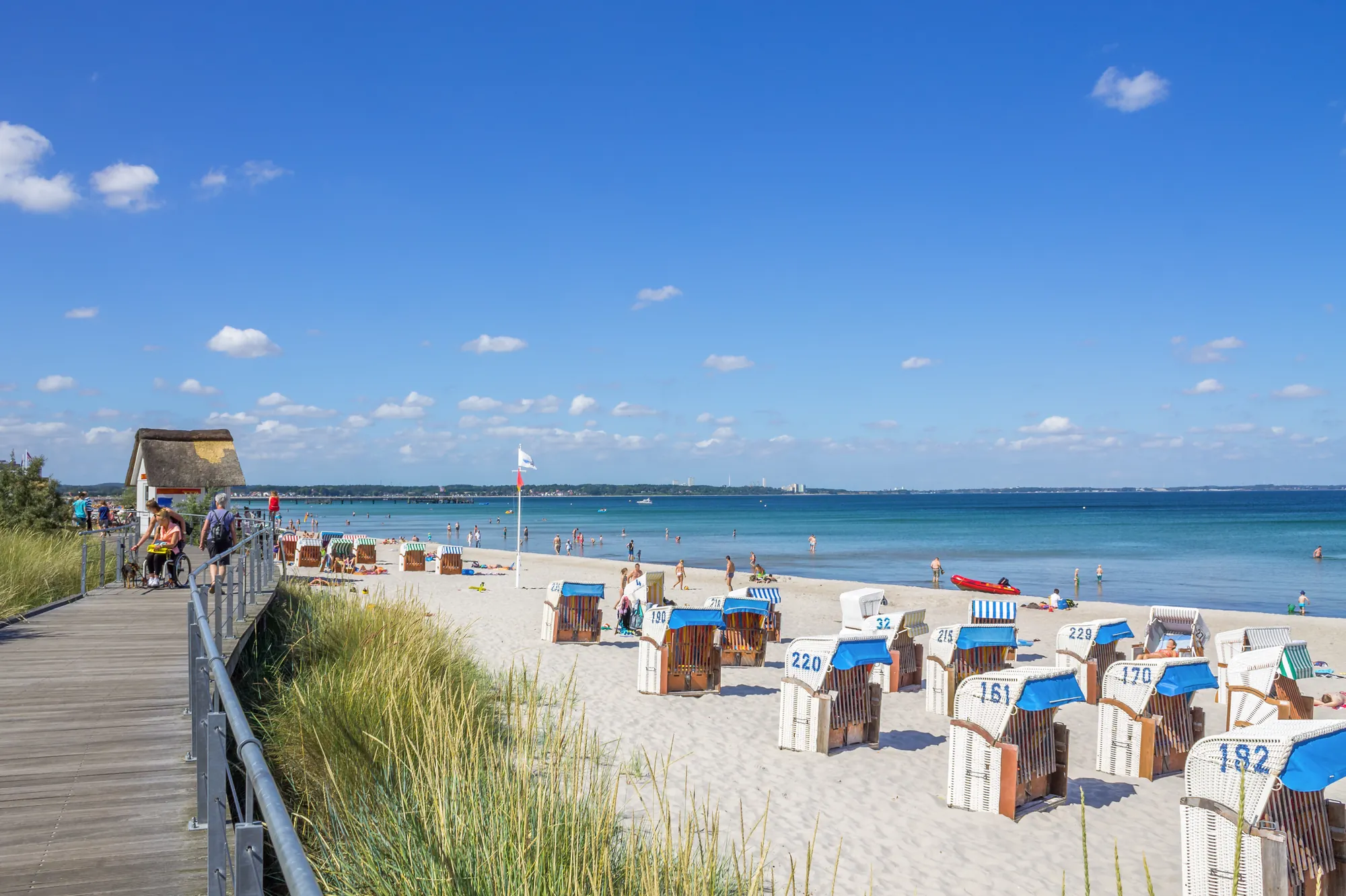 Strand in Scharbeutz im Sommer - Strandkörbe am Strand