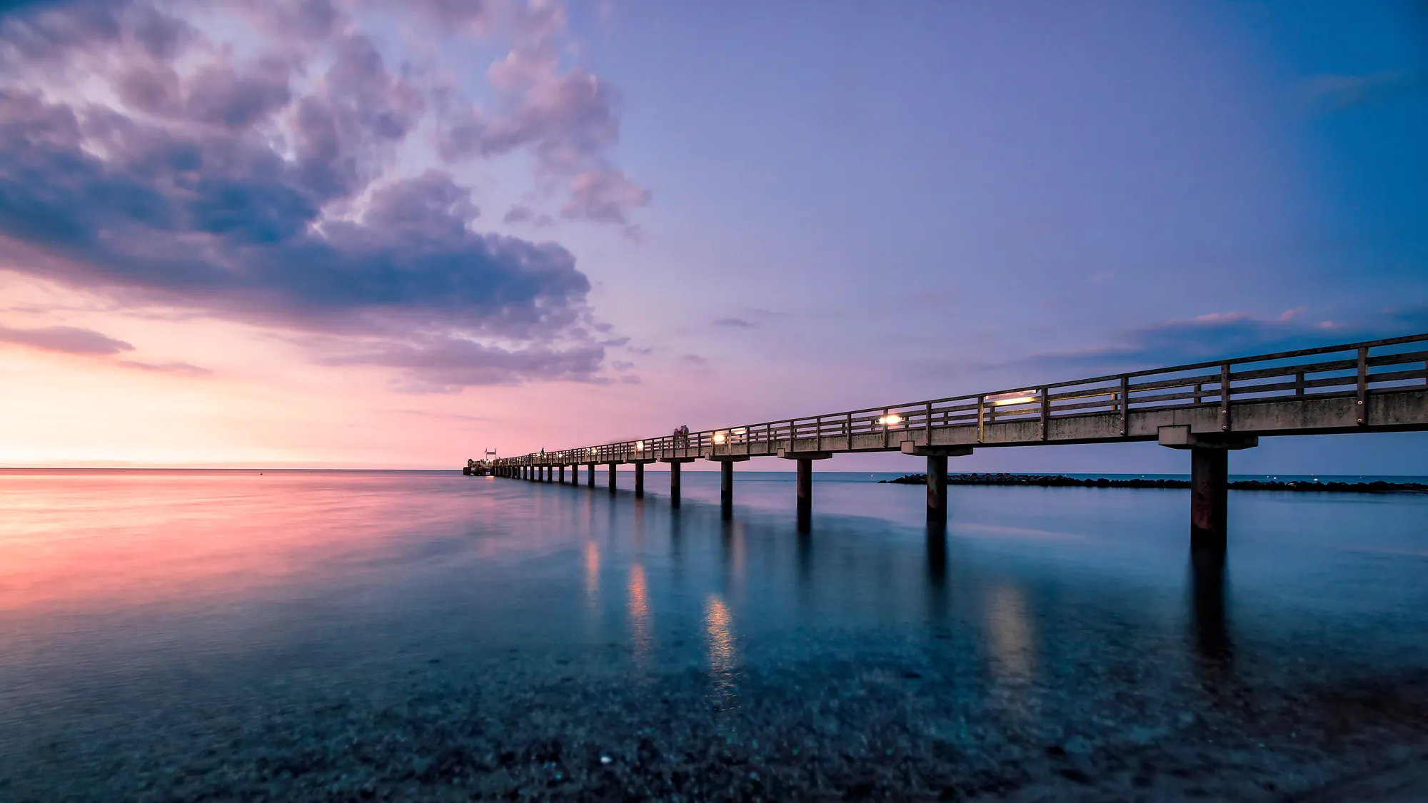 Seebrücke Schönberg in der Dämmerung