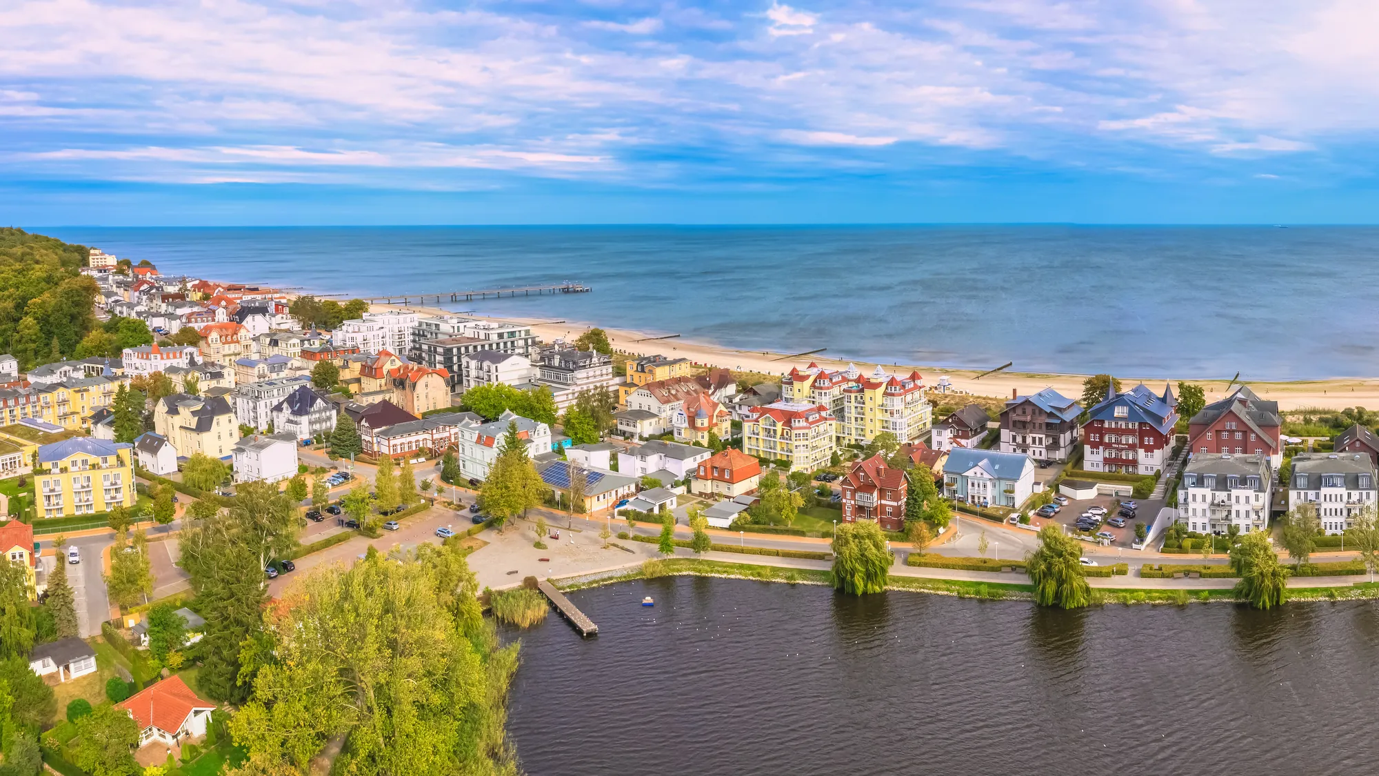 Aussicht auf Bansin auf Usedom - kleine Häuser nebeneinander am Strand