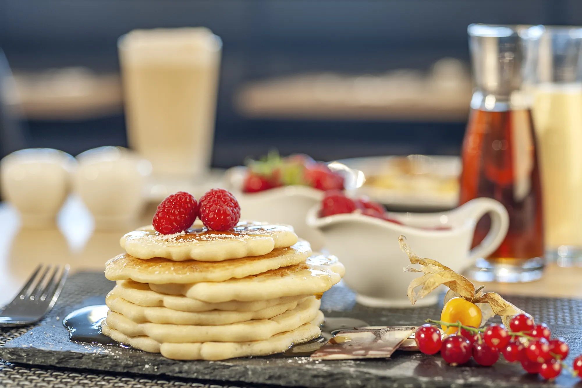 Appetitlicher Waffelteller mit bunten Beeren im NH Antwerpen Hotel
