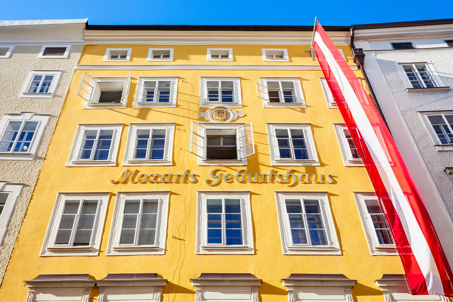 Gelbes Mozarts Geburtshaus in der Getreidegasse Nr. 9 bei der Städtereise Salzburg Bahn und Hotel