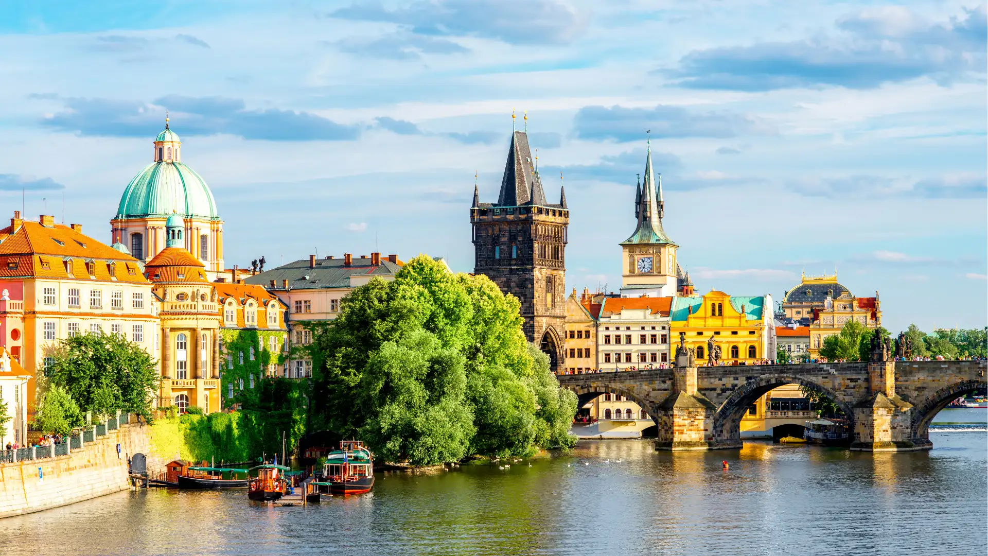Städtereisen Europa Symbolbild: Stadtansicht von Prag mit Moldau im Vordergrund.