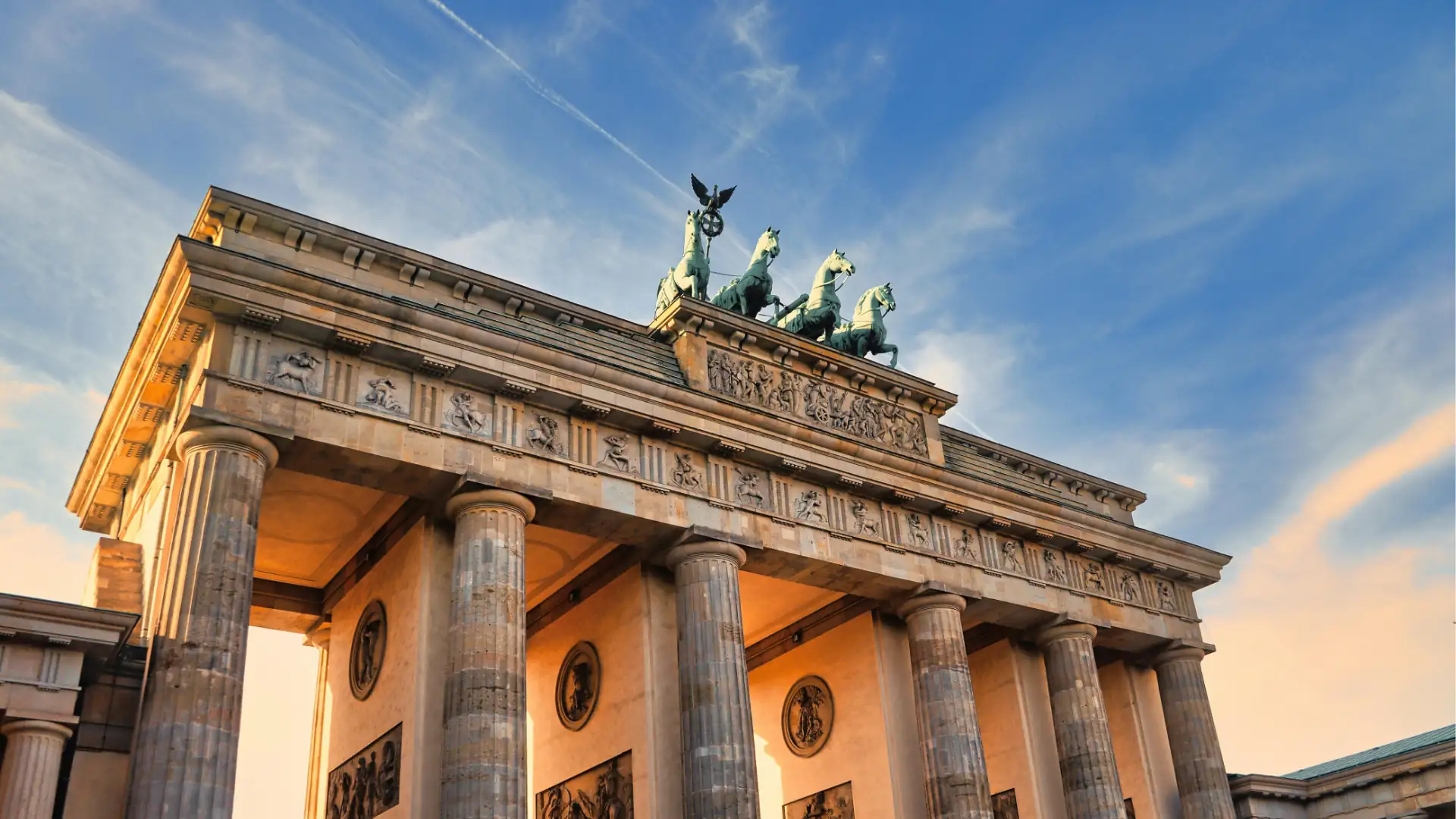 Städtereisen Symbolbild: Brandenburger Tor in Berlin von schräg unten.