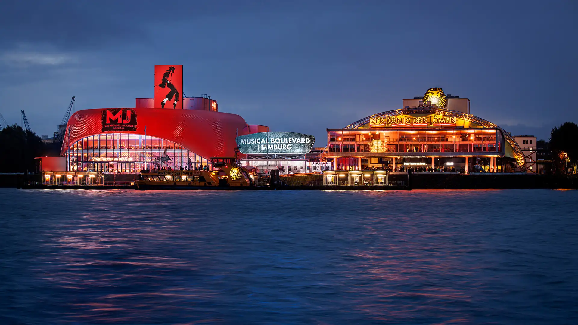 Stage Theater im Hamburger Hafen am Abend mit den Musicals MJ und Disneys Der König der Löwen
