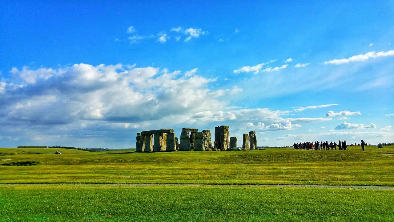 Besuchergruppe nähert sich Stonehenge bei gutem Wetter