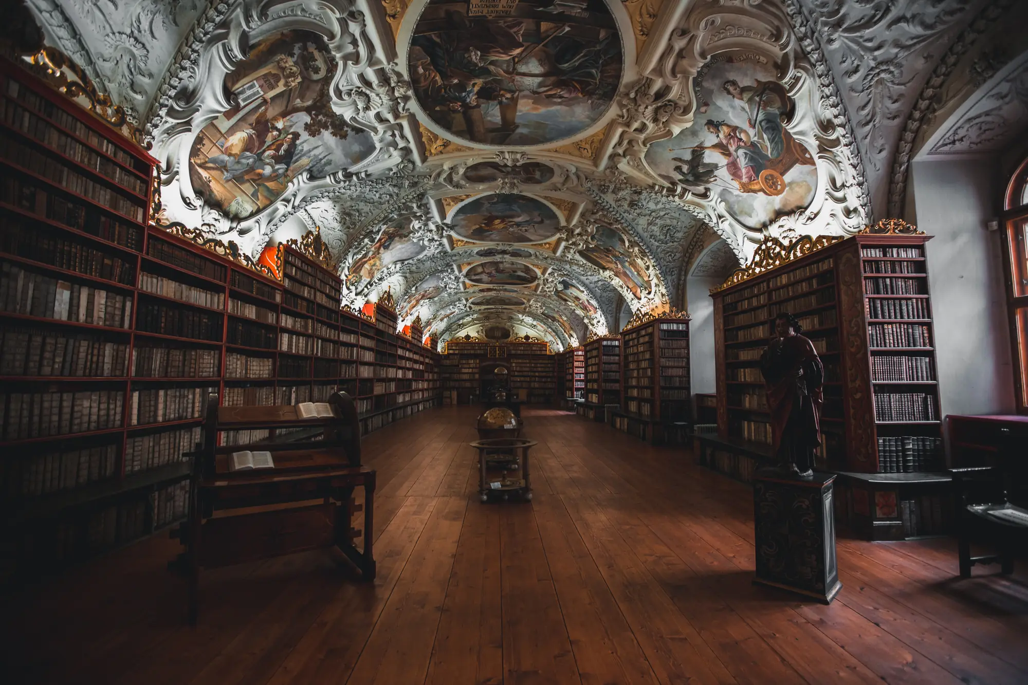 Die Barockbibliothek im Strahov Kloster wurde im Jahr 1143 gegründet und ist nach wie vor von Mönchen des Prämonstratenserordens bewohnt.