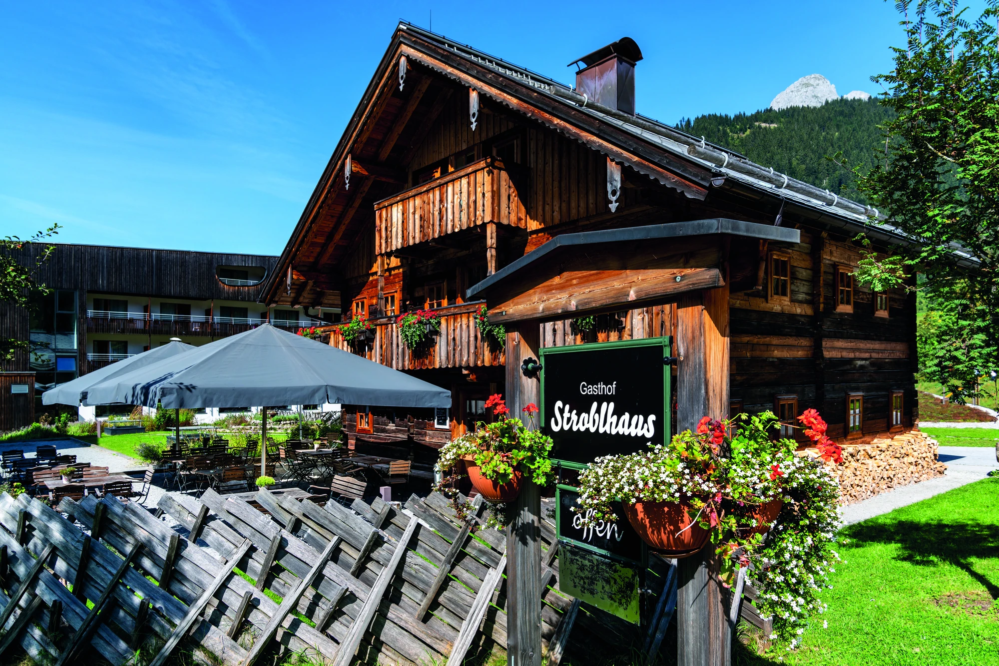 aja Bergresort Werfenweng - Stroblhaus Holz Hotel Sonnenschirm