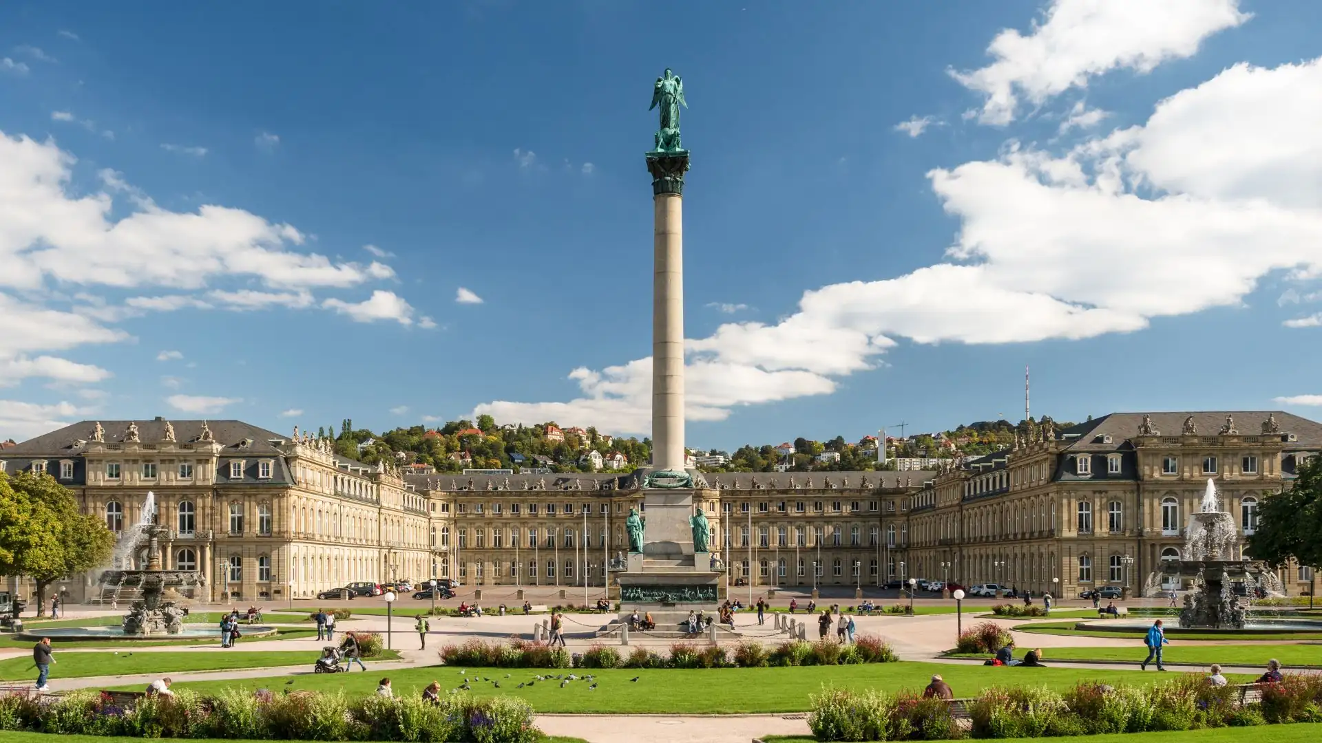 Schlossplatz in Stuttgart mit historischem Denkmal und blauem Himmel