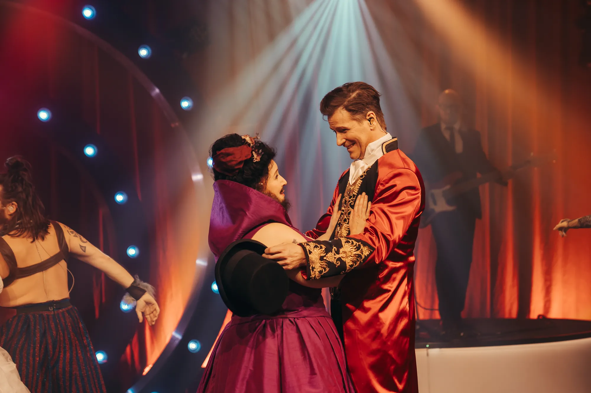 Jan Ammann als P.T. Barnum und Michaela Schober als bärtige Frau