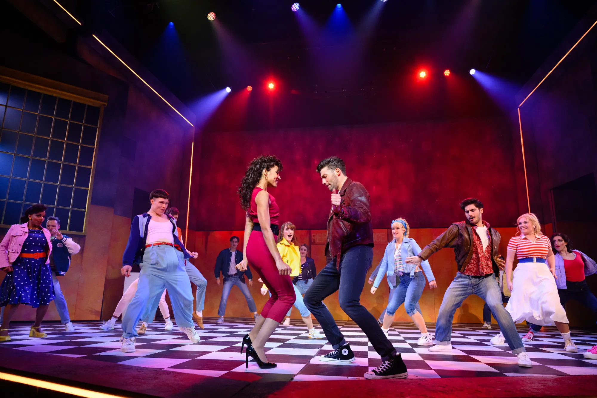 Ensemble aus Tänzern auf Schachbrettfußboden