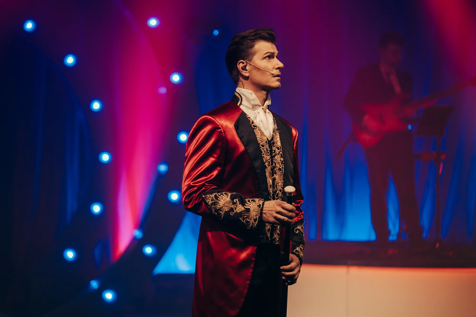 Jan Ammann als P.T. Barnum im edlen, weinrot-schwarzen Frackmantel