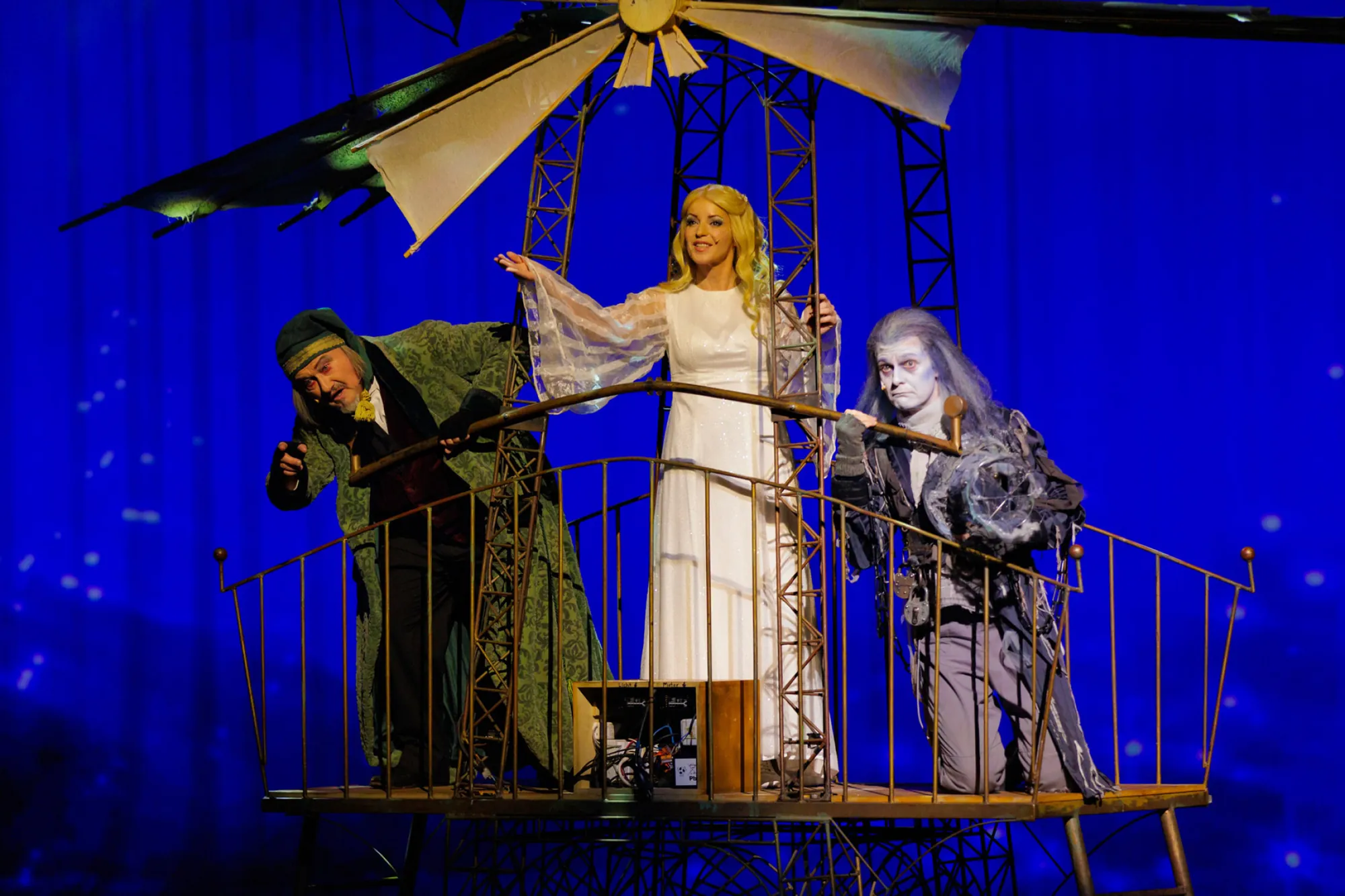 Scrooge mit Marley und dem geheimnisvolen Engel eine Zeitreise durch sein Leben