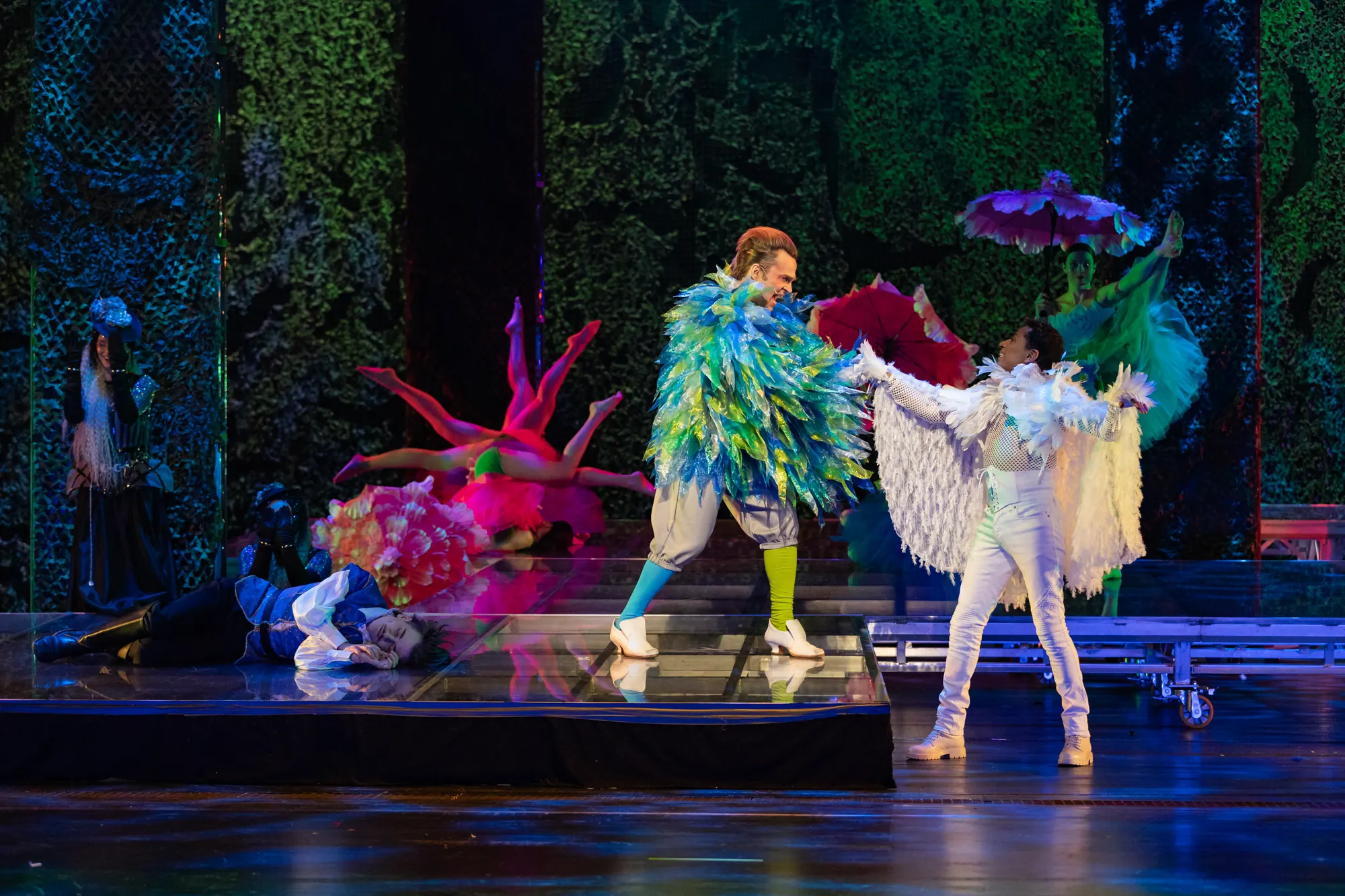 Der Vogelmensch Papageno im Wald mit Gefährten