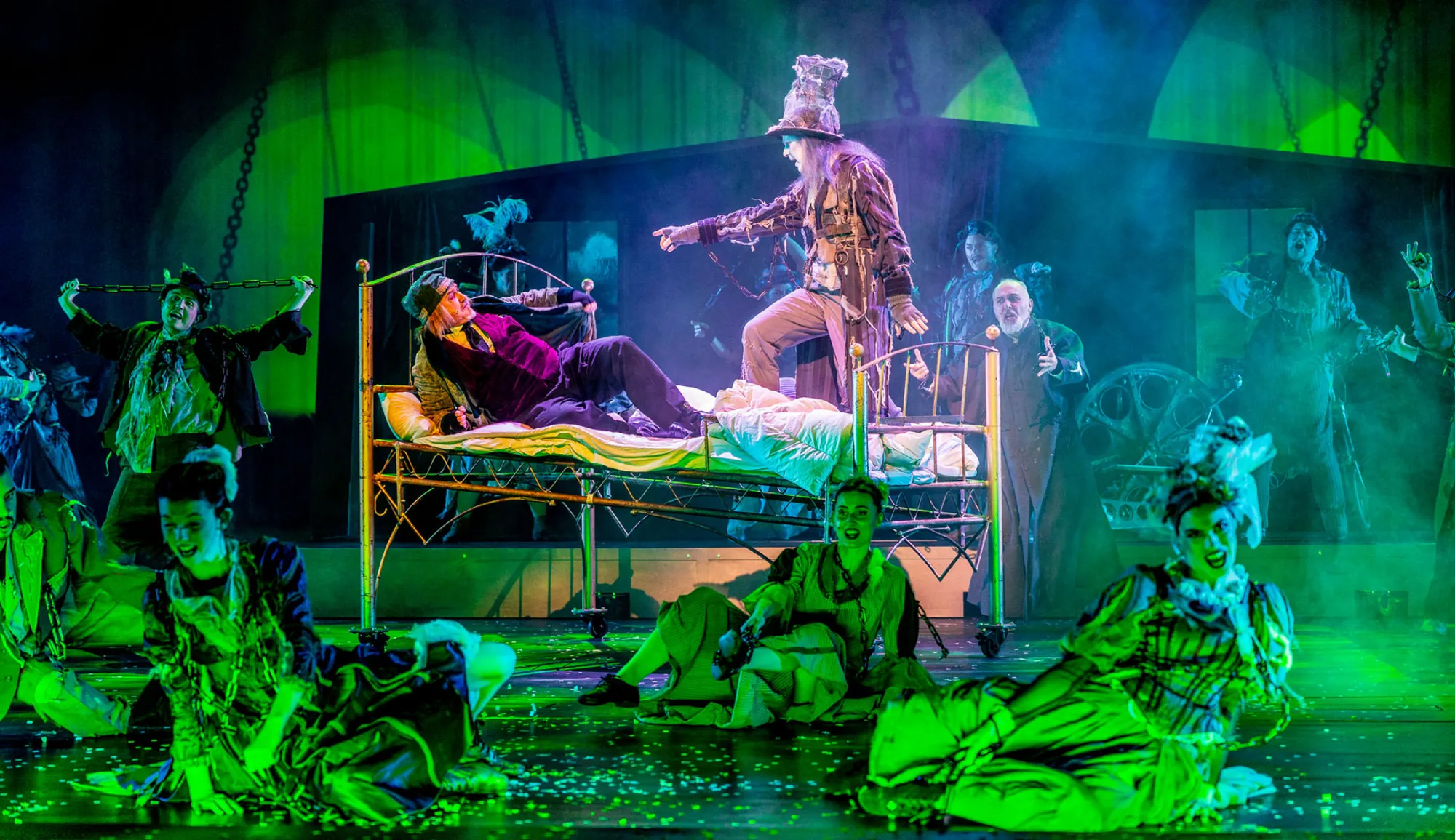 Scrooge erhält Besuch von seinem Freund und Geschäftspartner Jakob Marley, der seit 20 Jahren tot ist.