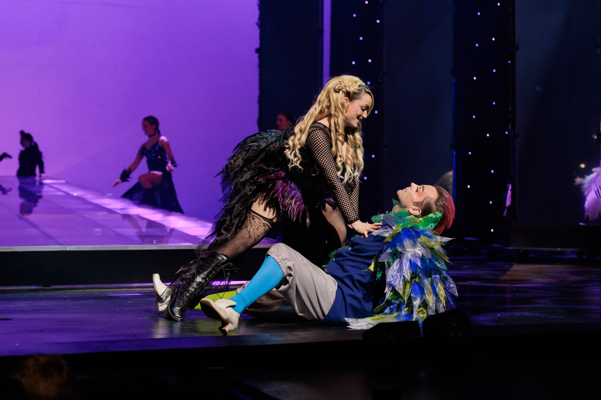 Papageno in seiem buntem Federkleid und seine heißgeliebte Papagena