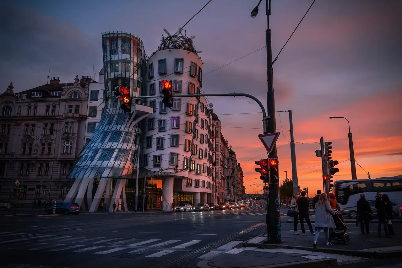 Tanzendes Haus am Ufer der Moldau in Prag bei Abenddämmerung