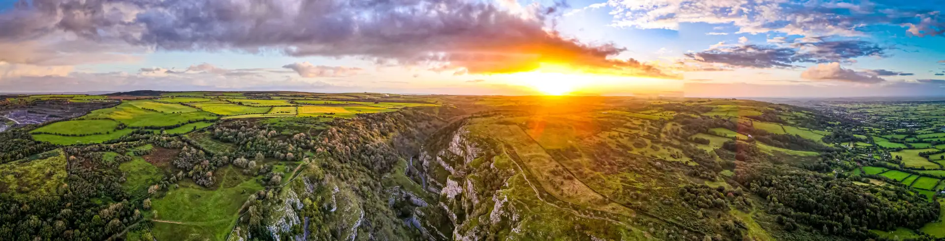 Blick auf die Cheddar-Schlucht in England, Panorama bei Sonnenaufgang (im Bannerformat)