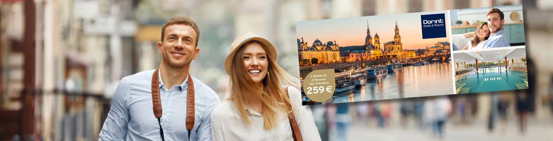 Tchibo Dorint Gutschein Banner: Zwei Personen gehen nebeneinander auf einer Straße, eine trägt eine Kamera um den Hals, im Hintergrund eine Gutscheingrafik mit Stadtansicht, Dorint Logo und Text '259 €'.