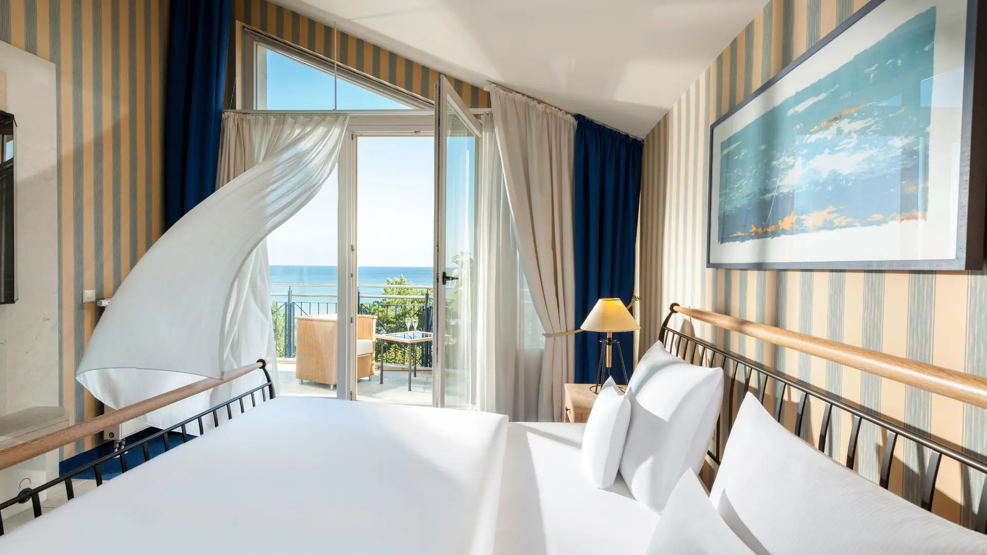 Dorint Strandhotel Binz/Rügen, Zimmerbeispiel mit offener Balkontür und Blick aufs Meer