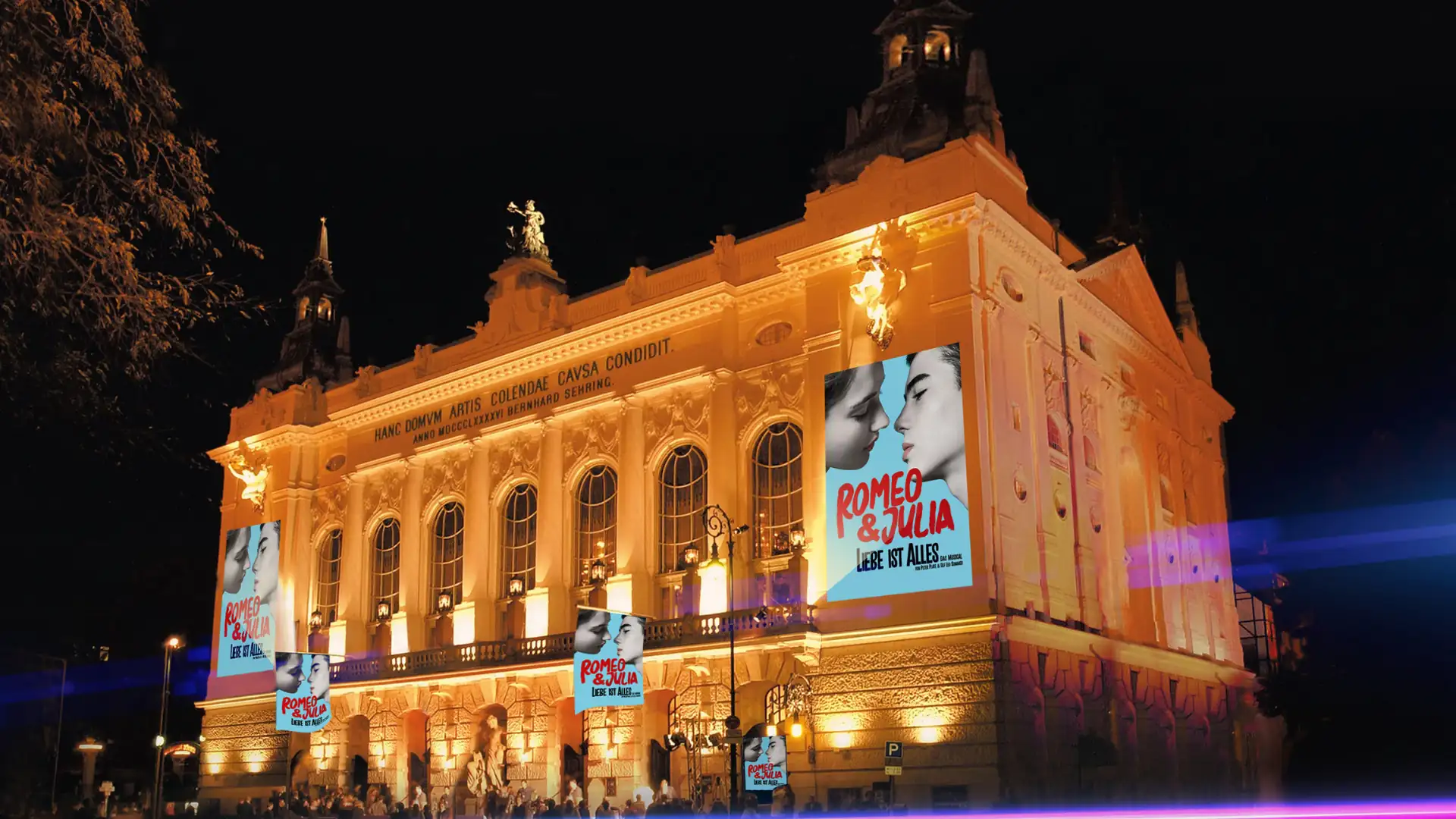 Stage Theater des Westens am Abend beleuchtet mit Plakaten des Musicals Romeo & Julia