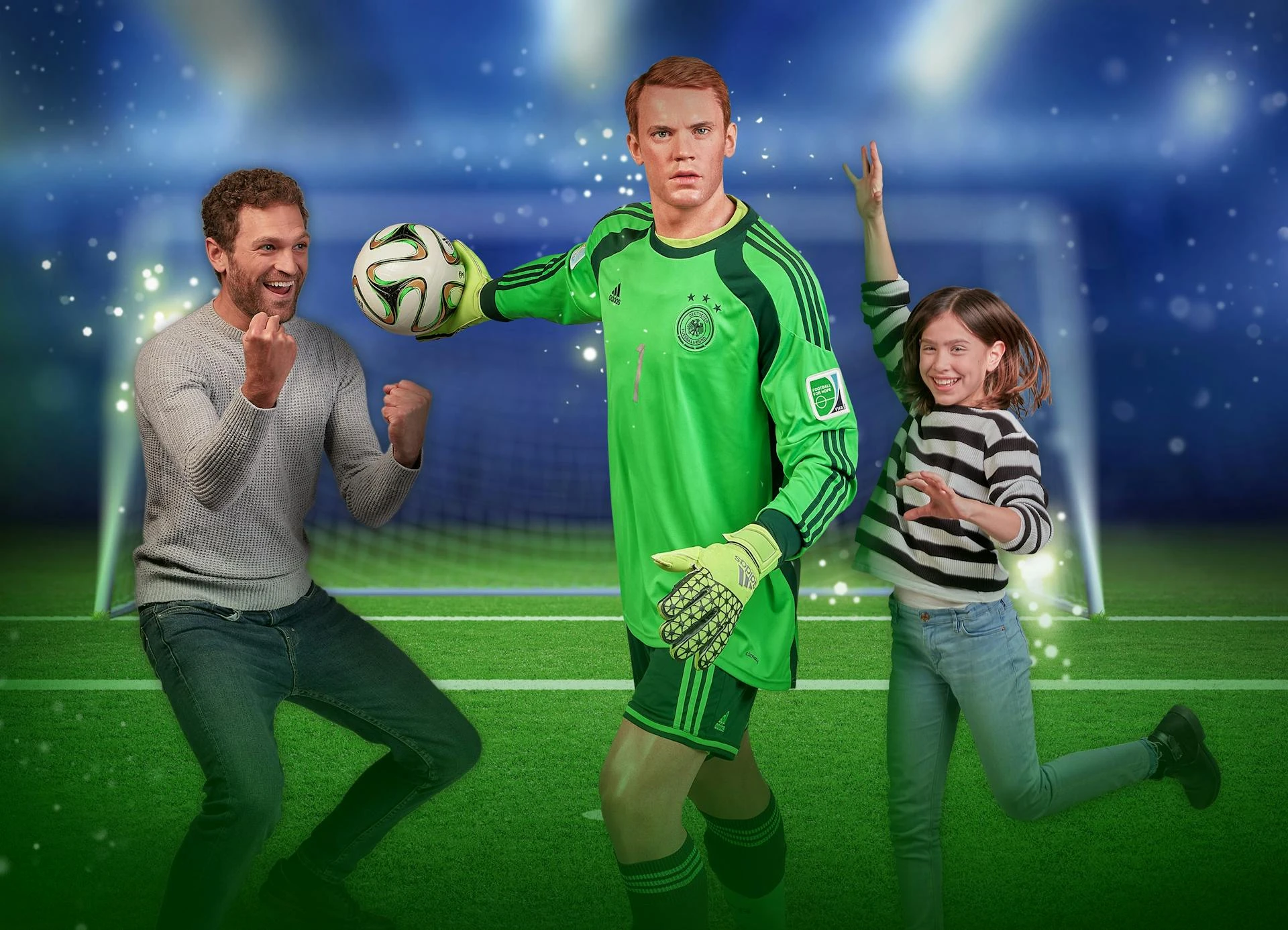 Madame Tussauds Berlin - Manuel Neuer in seiner grünen Uniform vor dem Fußballtor, Besucher freuen sich