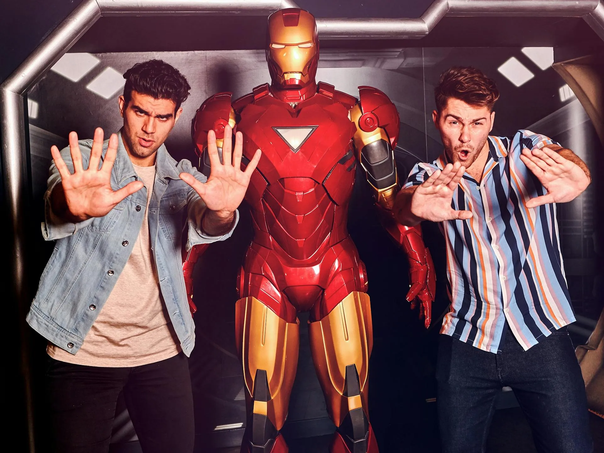 Madame Tussauds London - Jugendliche posieren vor Iron Man