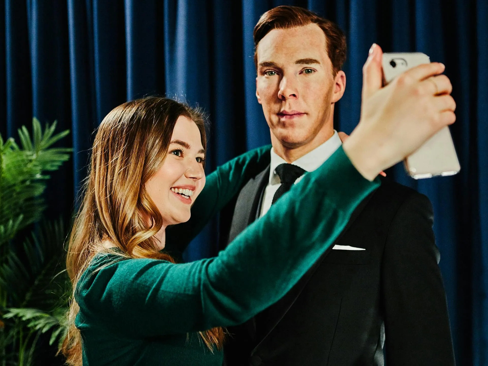 Madame Tussauds London - junge Frau macht Selfie mit Falco