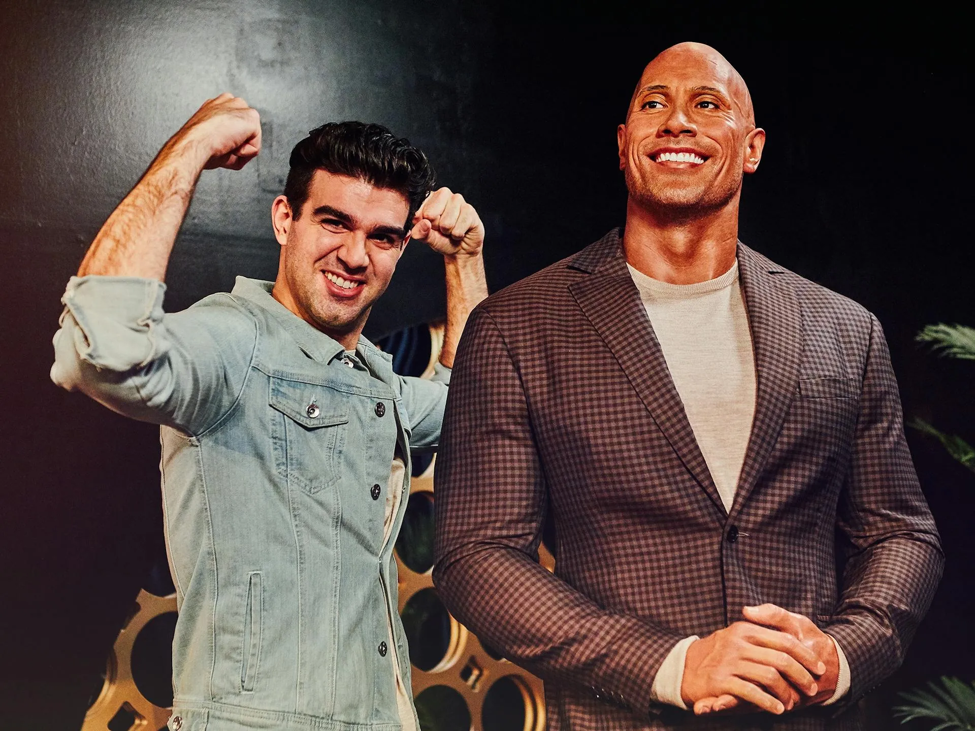Madame Tussauds London - Jugendlicher posiert vor lächelnden Dwayne Johnson im Anzug