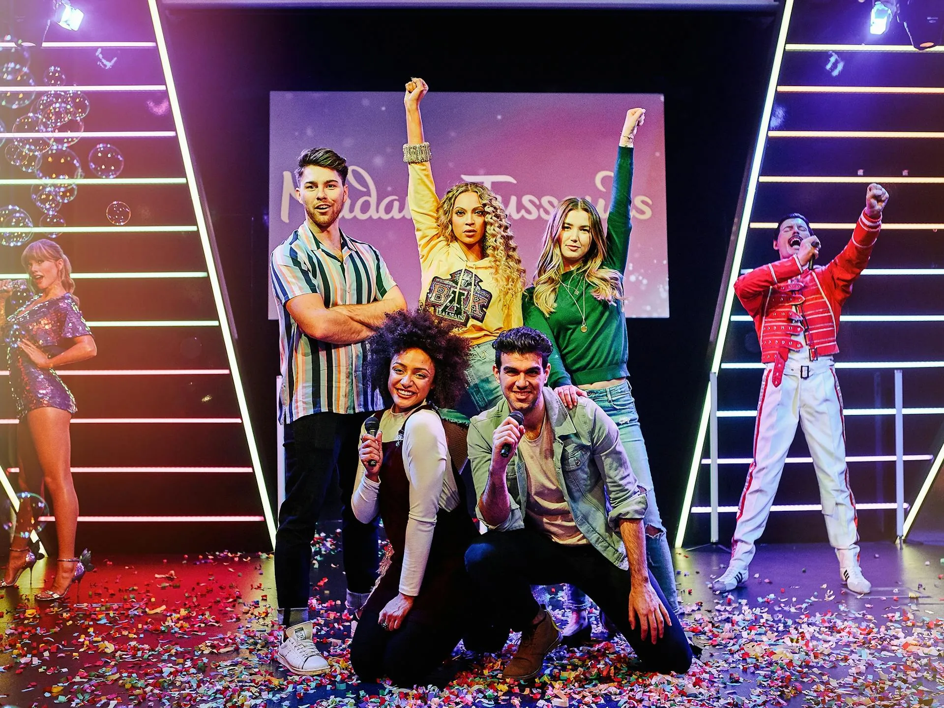 Madame Tussauds London - Gruppe junger Erwachsene neben Beyoncé auf der Bühne und halten ein Mikrofon