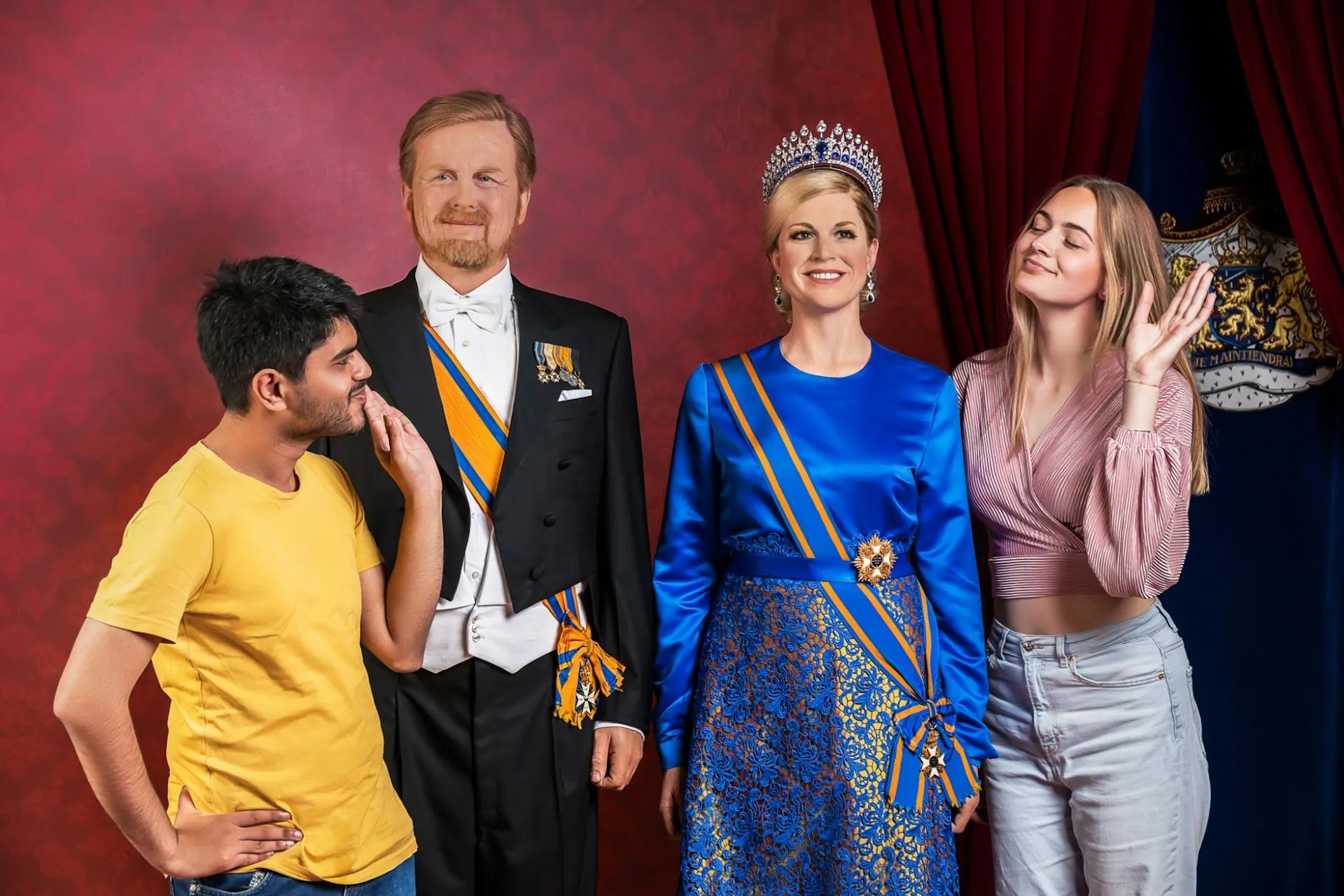 Madame Tussauds Amsterdam - Besucher*innen neben Wachsfigur König Willem-Alexander und Königin Máxima