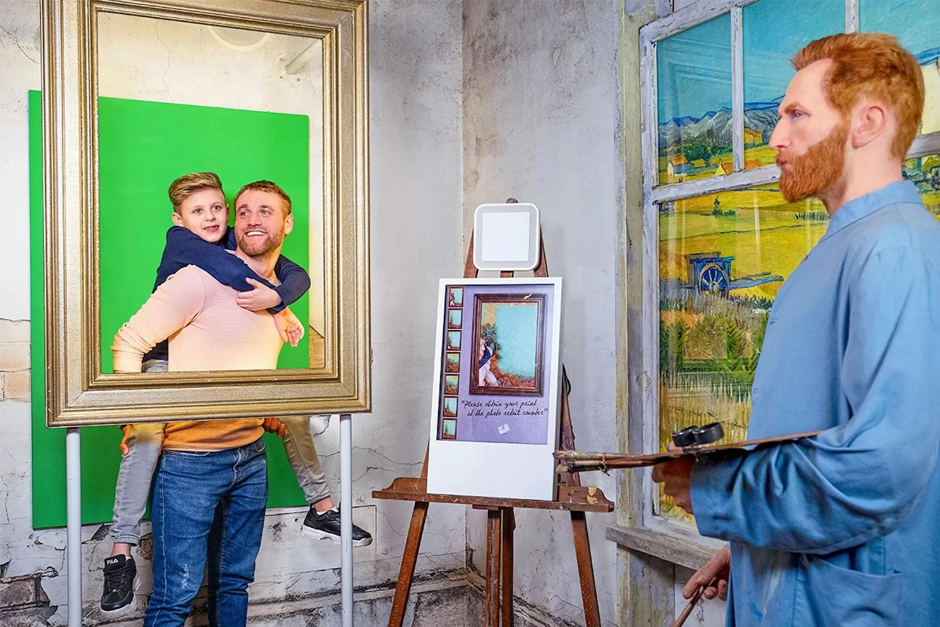 Madame Tussauds Amsterdam - Vater und Sohn hinter einen Bilderrahmen, Wachsfiguren-Künstler vor dem Bilderrahmen mit den Besuchern