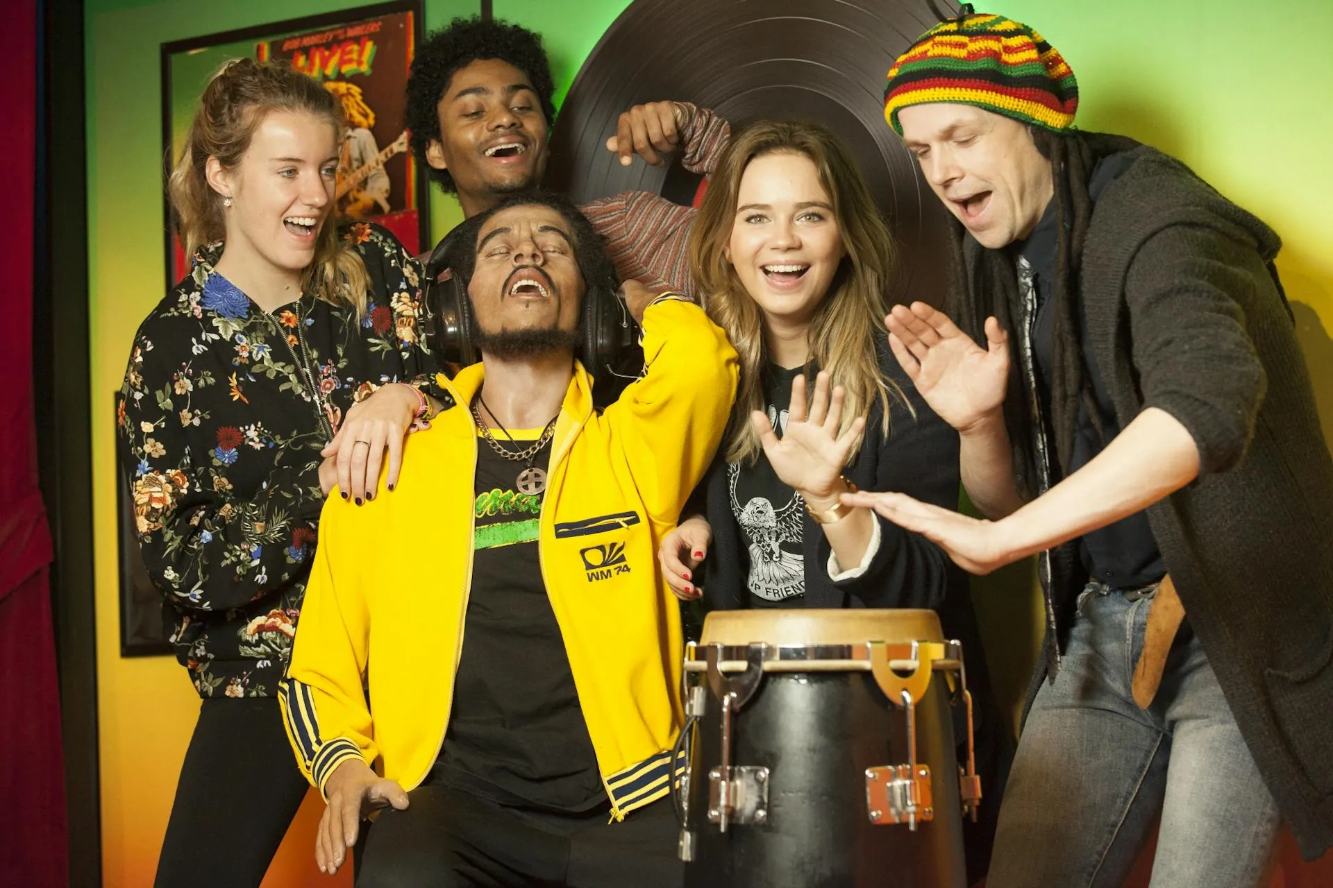 Madame Tussauds Amsterdam - Gruppe Jugendlicher glücklich im Musik-Bereich des Museums