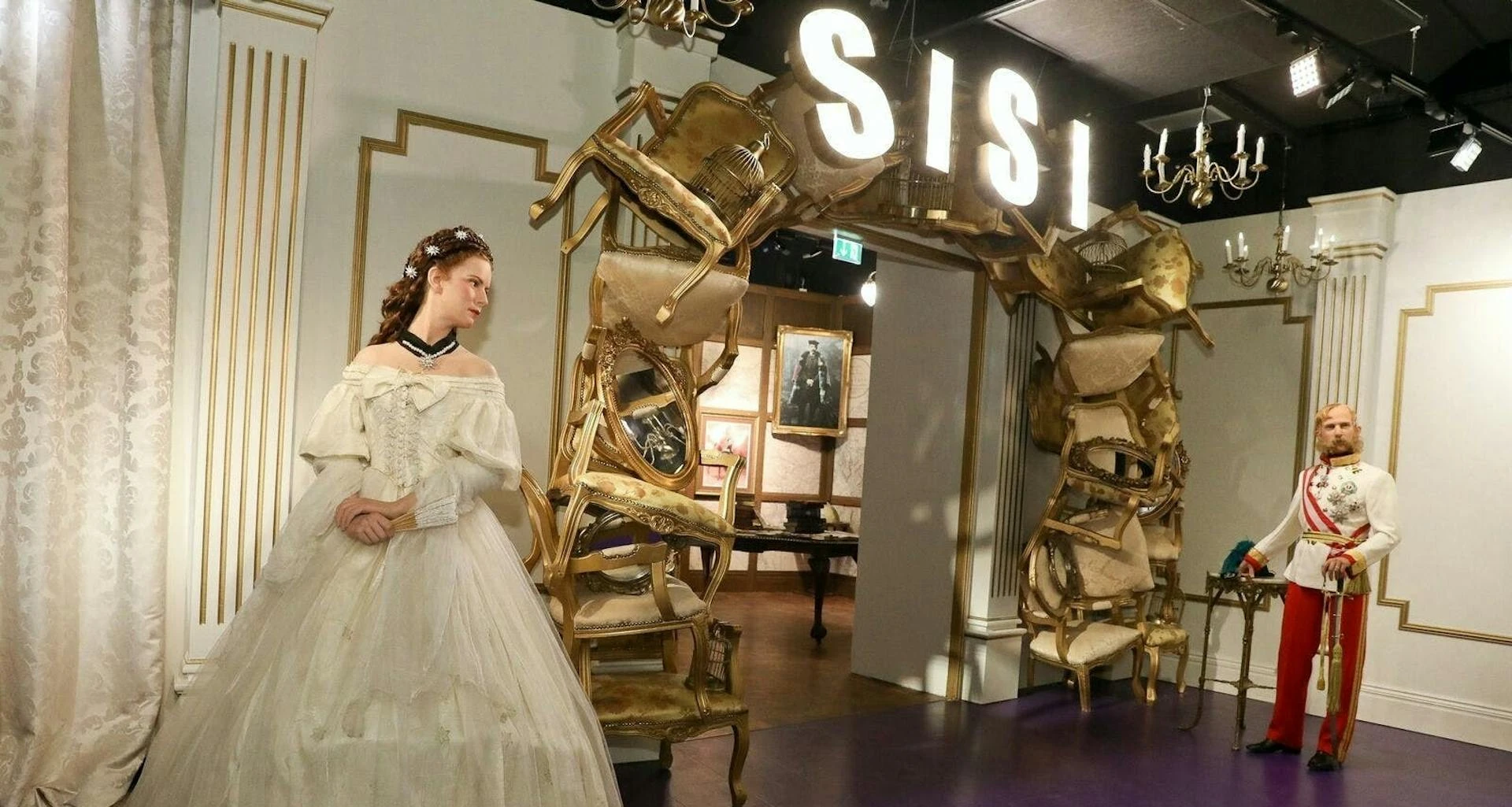 Madame Tussauds Wien - goldener Eingangsbereich in den königlichen Sisi-Themenbereich