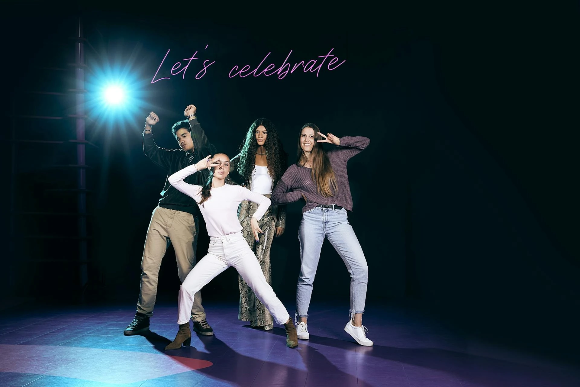 Madame Tussauds Wien - Jugendliche posieren neben stylische Zendaya Schauspielerin auf einer dunklen Bühne