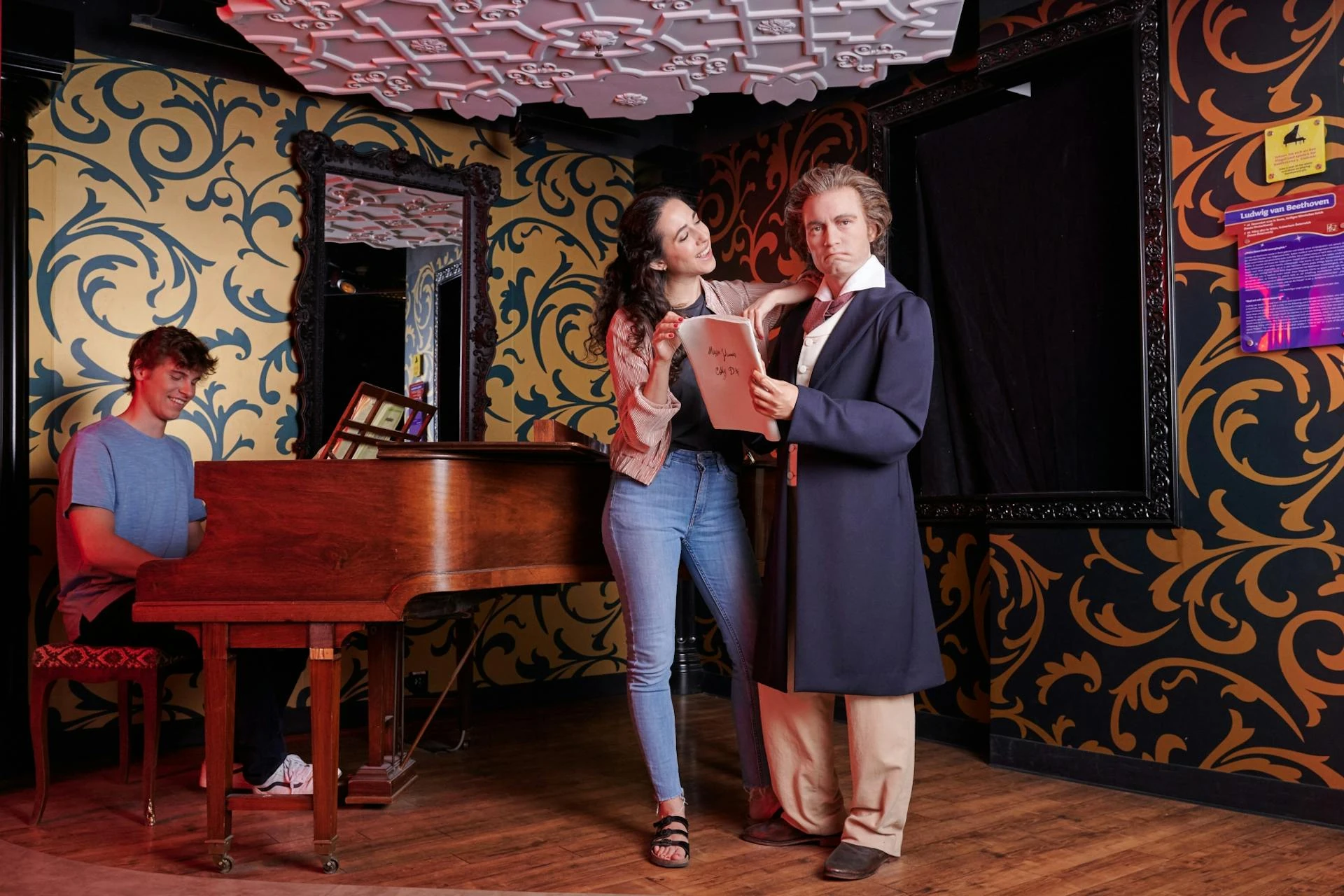 Madame Tussauds Berlin - Frau neben Ludwig van Beethoven, Mann am Klavier