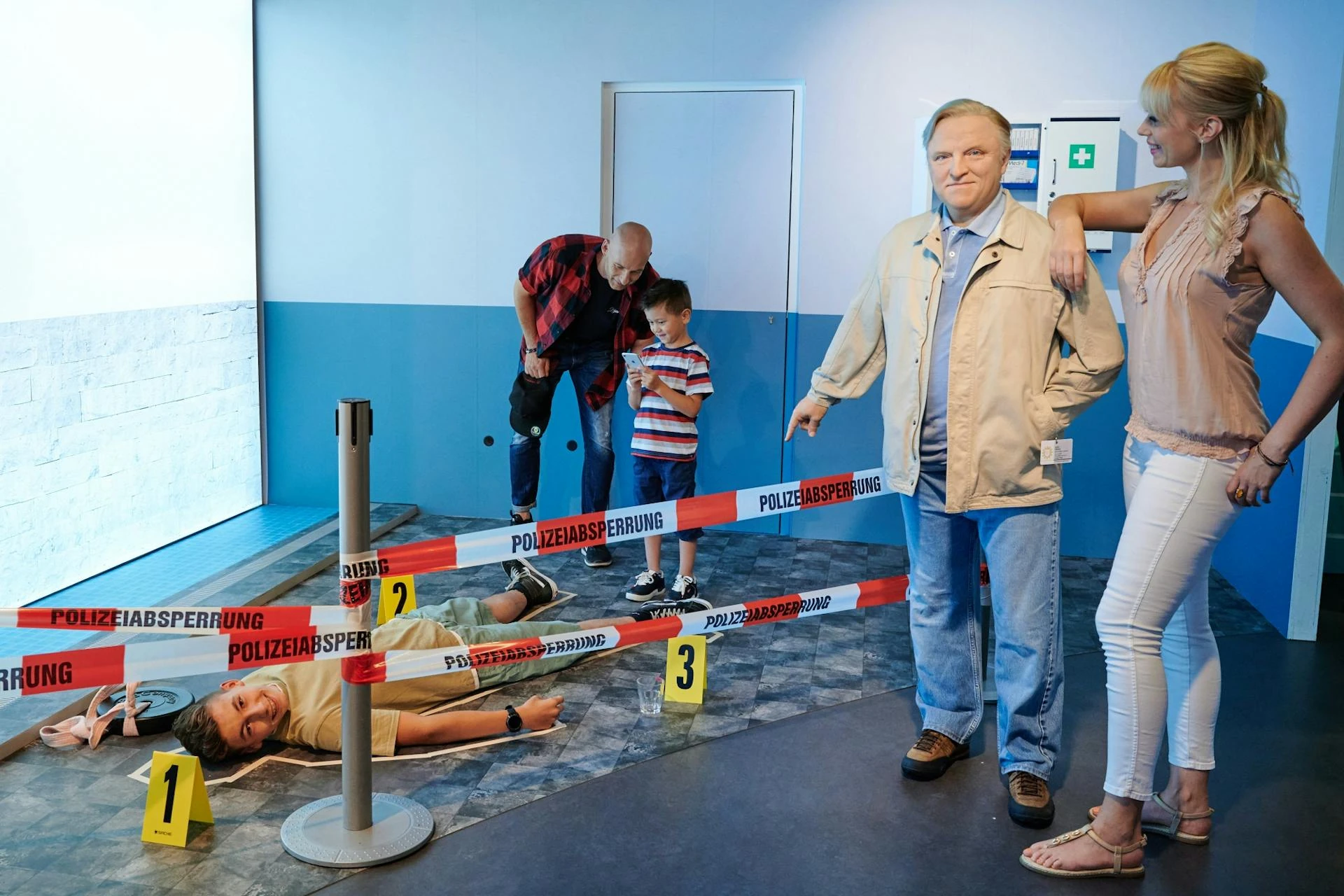 Madame Tussauds Berlin - Besucher am Tatort mit Axel Prahl