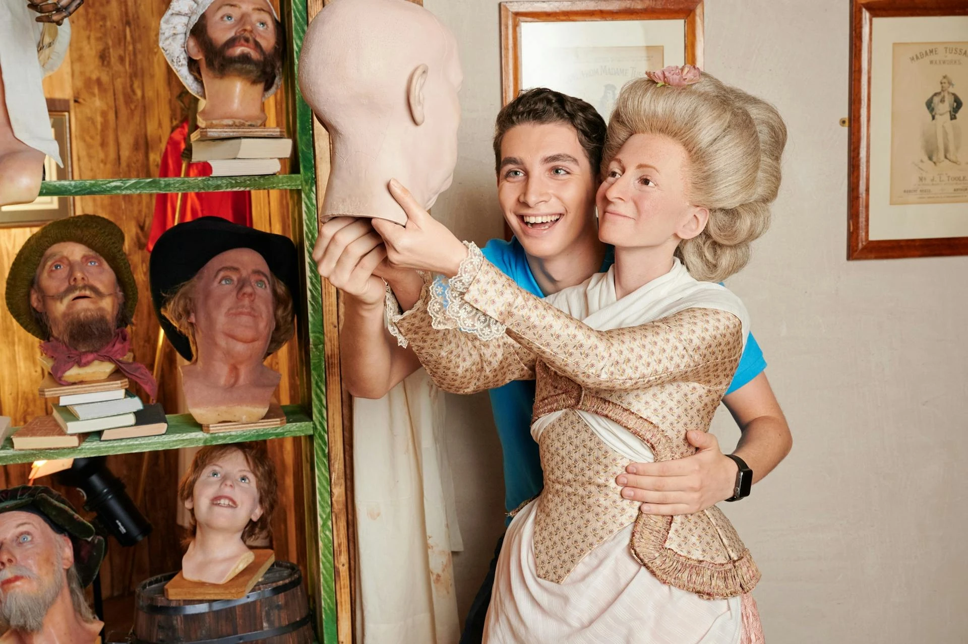 Madame Tussauds Berlin - Mann neben der Wachsfigur Marie Tussauds, beide halten einen Wachskopf zusammen