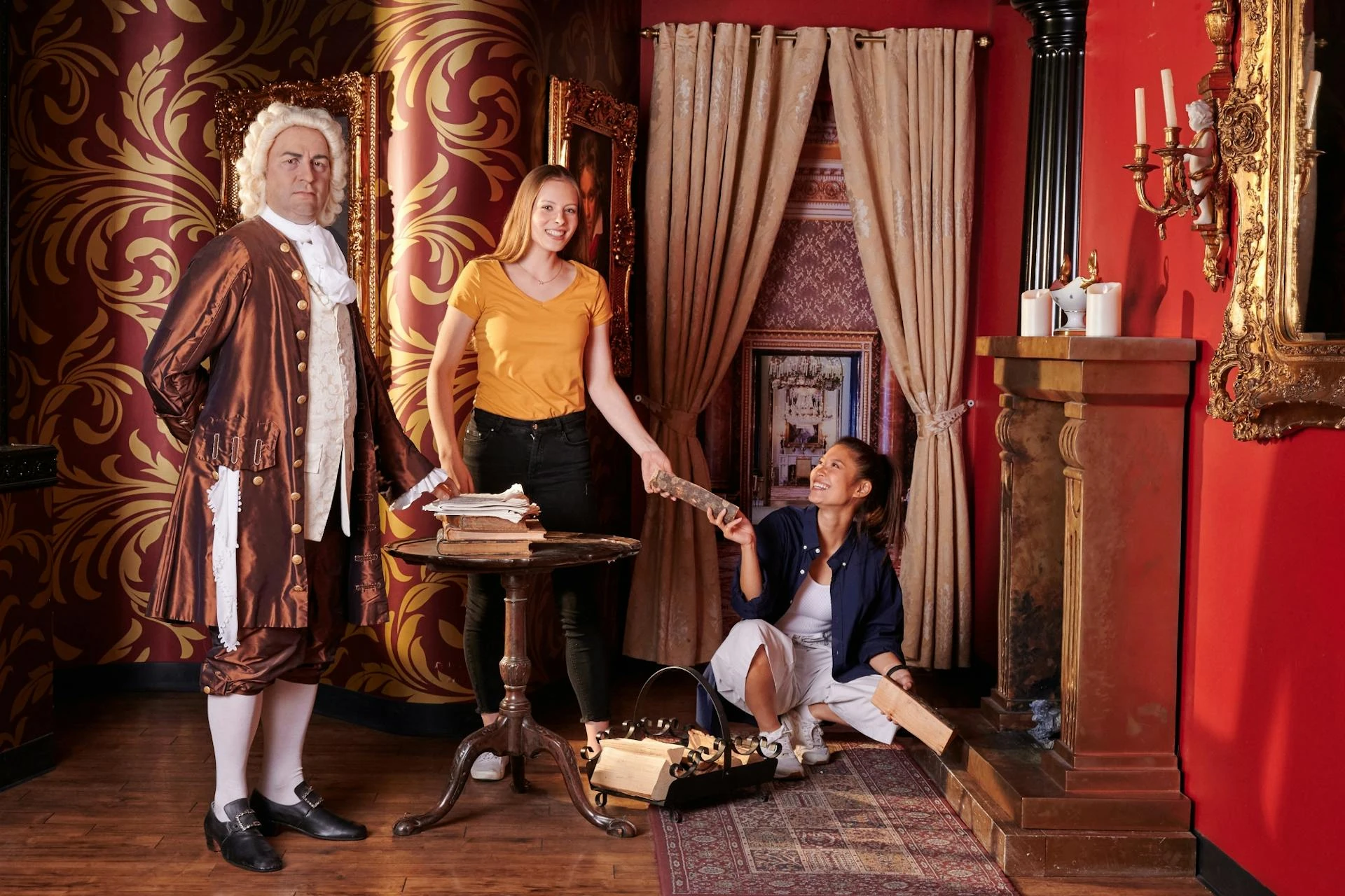 Madame Tussauds Berlin - Besucherinnen neben Johann Sebastian Bach in seiner historischen Umgebung