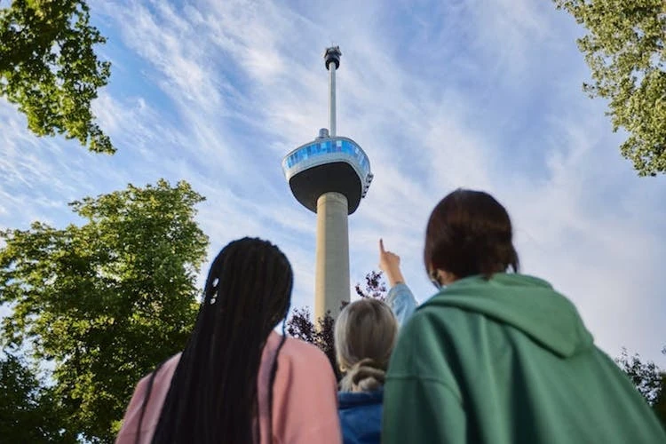 Euromast Rotterdam - Menschen gucken auf den Euromast hinauf