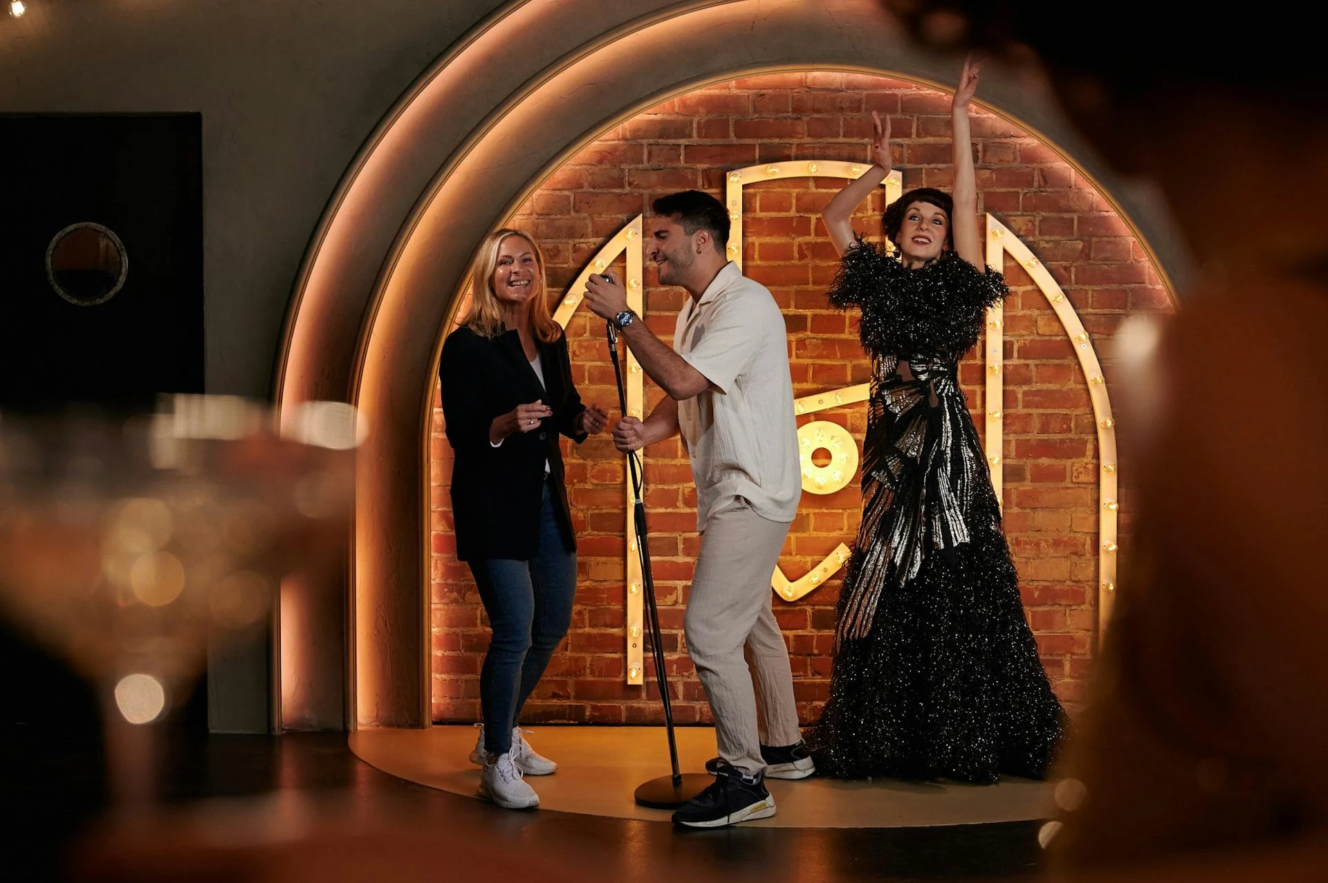 Madame Tussauds Berlin - Babylon Berlin, Mann auf der Bühne in der Bar, Wachsfiguren Frau tanzt neben ihm